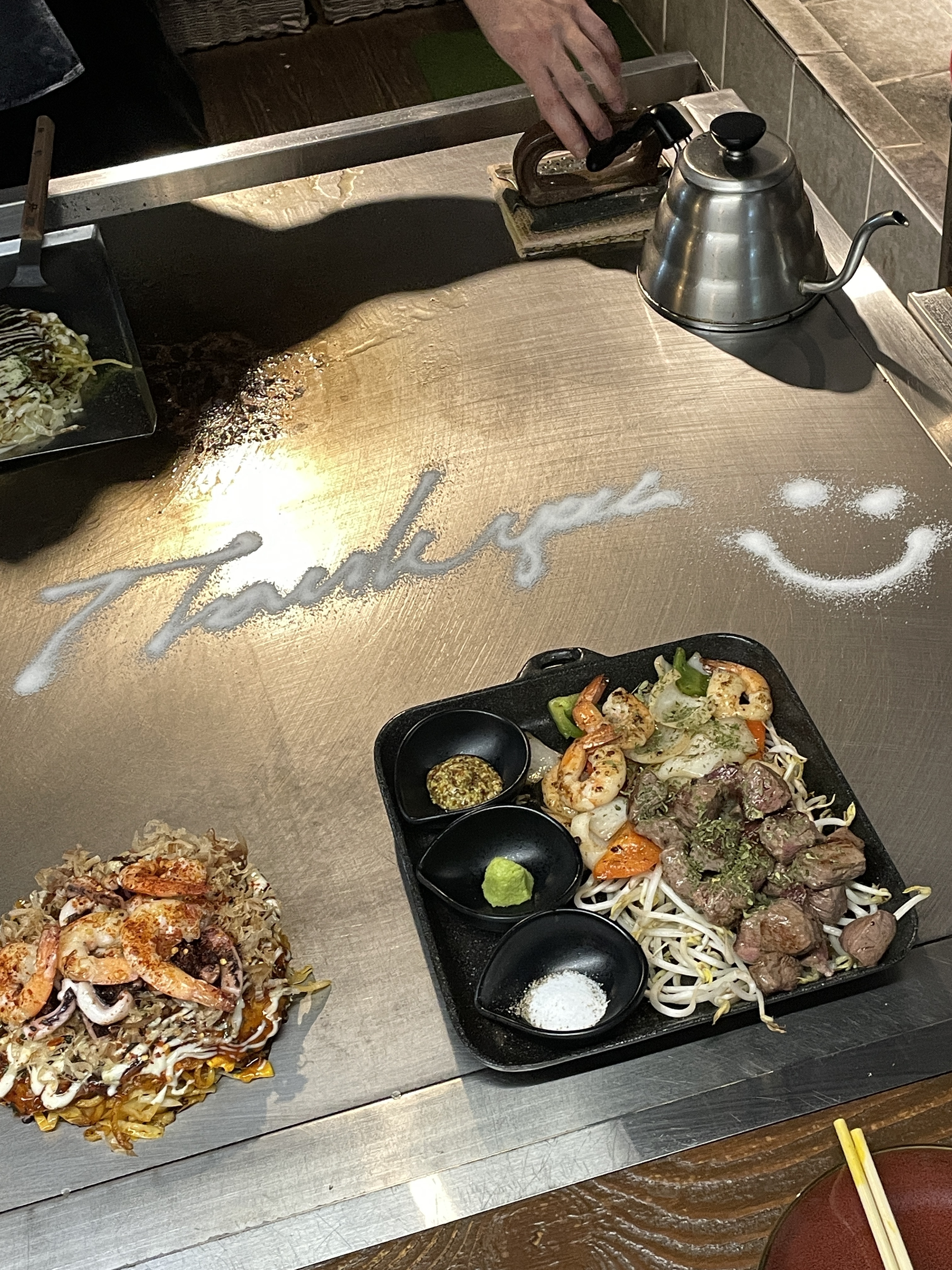 제가 가본 오코노미야끼집 중에 가장 맛있었습니다. 구경하는 재미도 있고 직원분들 전부 친절