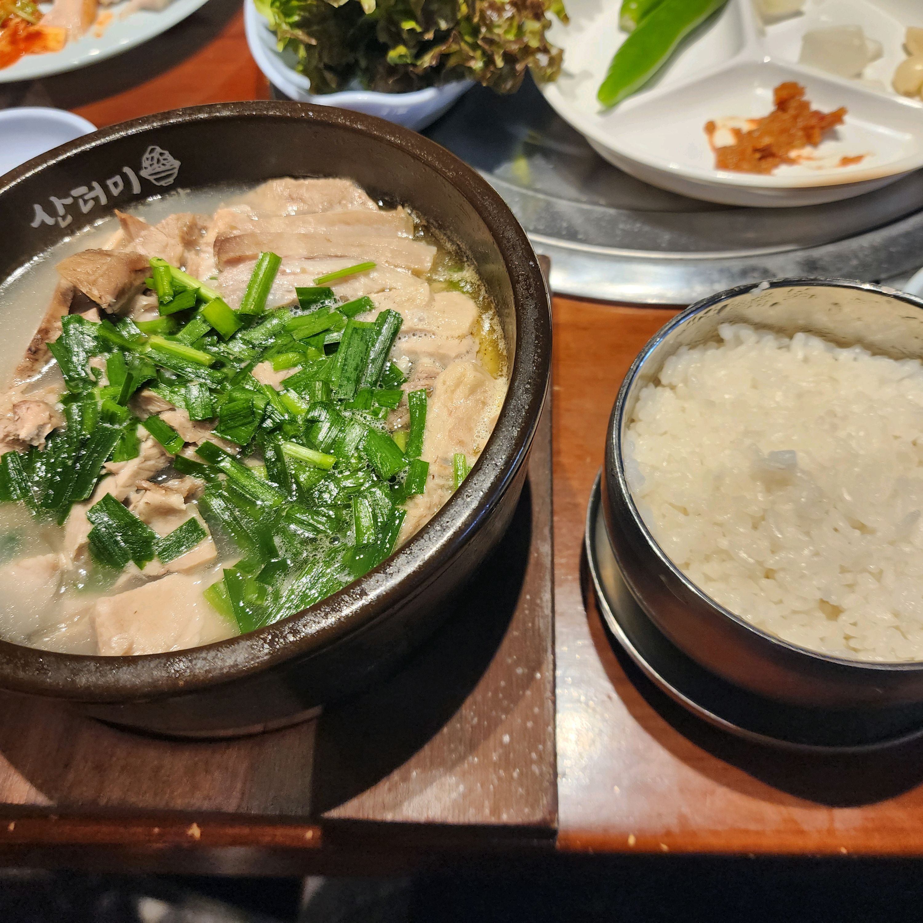 가게가 진짜 깨끗하고 반찬으로 나오는 순대도 맛있었어요 - 대구 맛집 산더미 미성돼지국밥