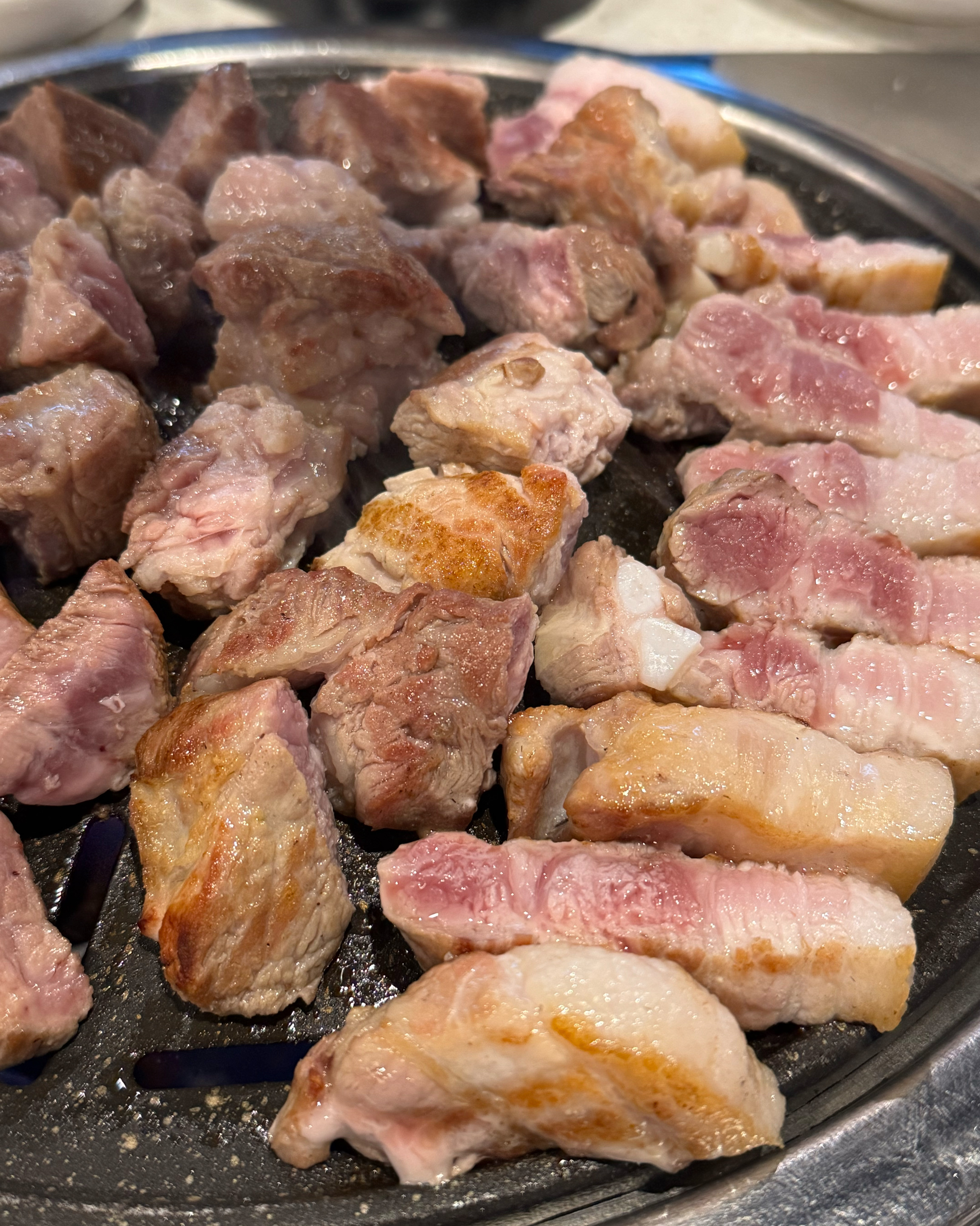 애월 한담산책로 앞 흑돼지집! 근처 식당이 없어서 눈에 띄는 곳입니다:) 공간이 넓어 단체