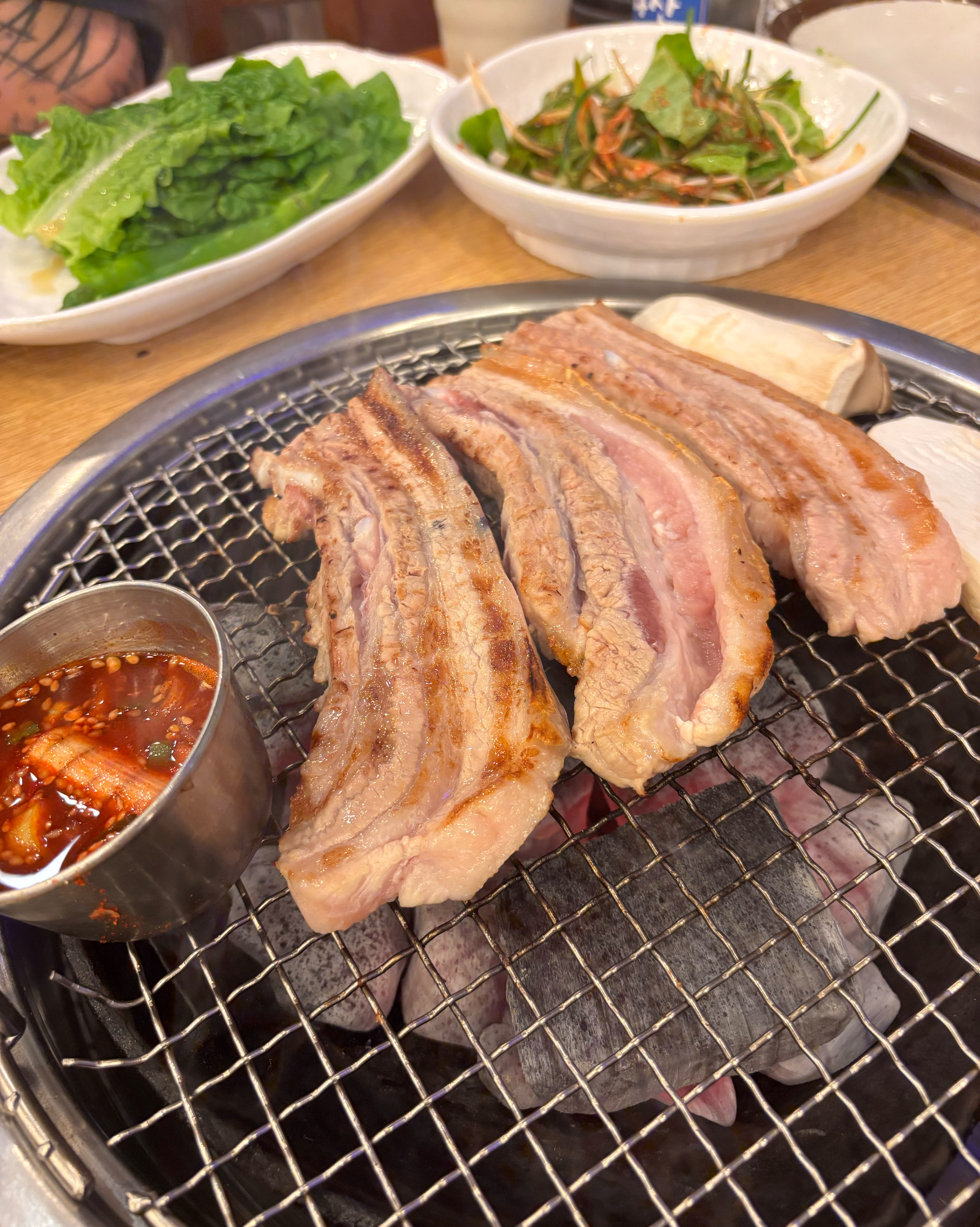 숙소가는길에 엄청 큰건물이길래 믿고 왔는데 밑반찬부터 무슨일이에요…♥ - 제주 맛집 늘봄흑돼지
