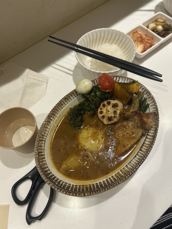 스프카레 하는 곳이 없어서 찾아왔는데 너무 맛있어요 제대로 된 카레 먹어서 너무 좋고 카츠