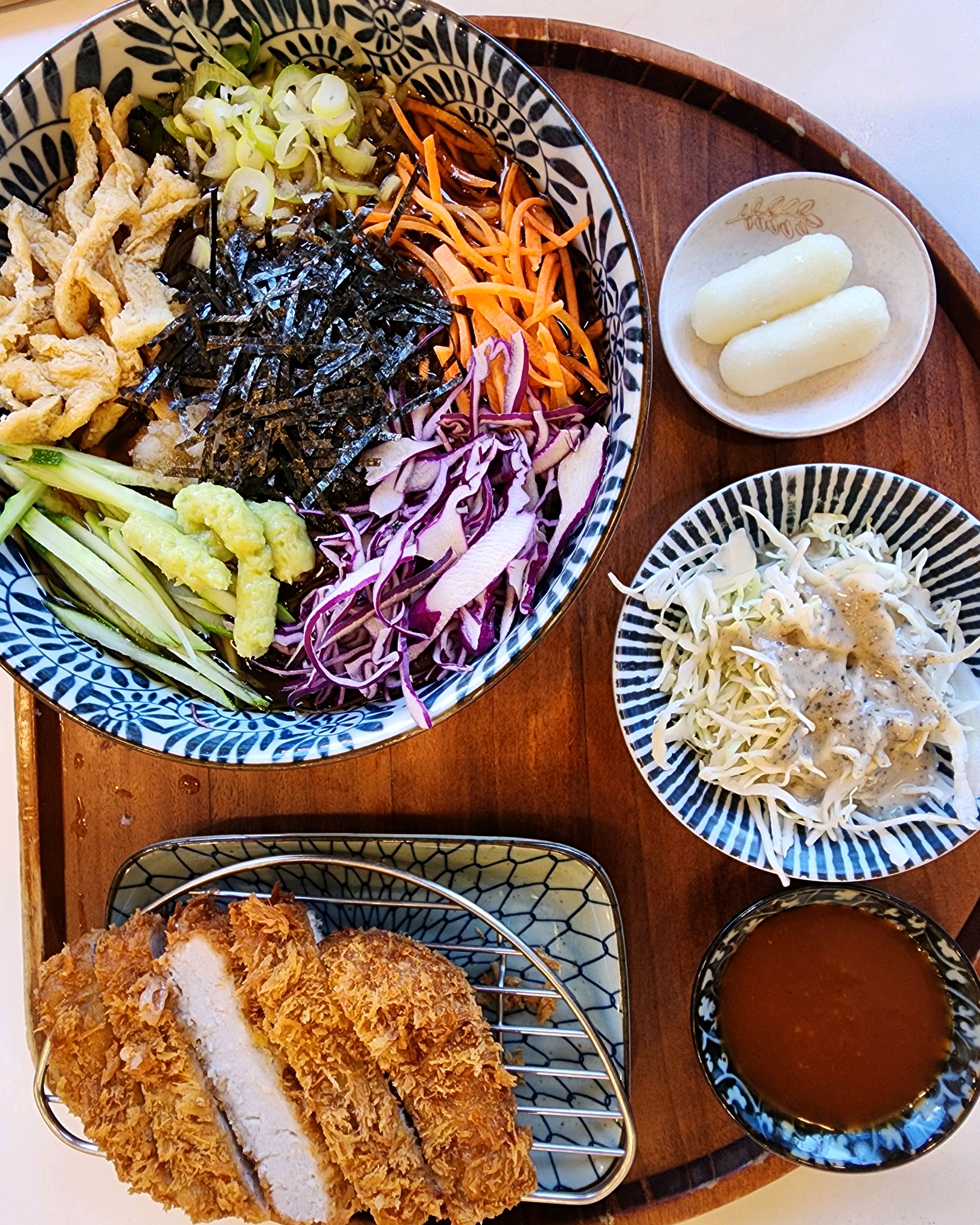 두말 필요없이 맛있습니다. 돈가츠는 겉바속촉이고, 오랫만에 소바 주문했는데  소바 맛집 맞