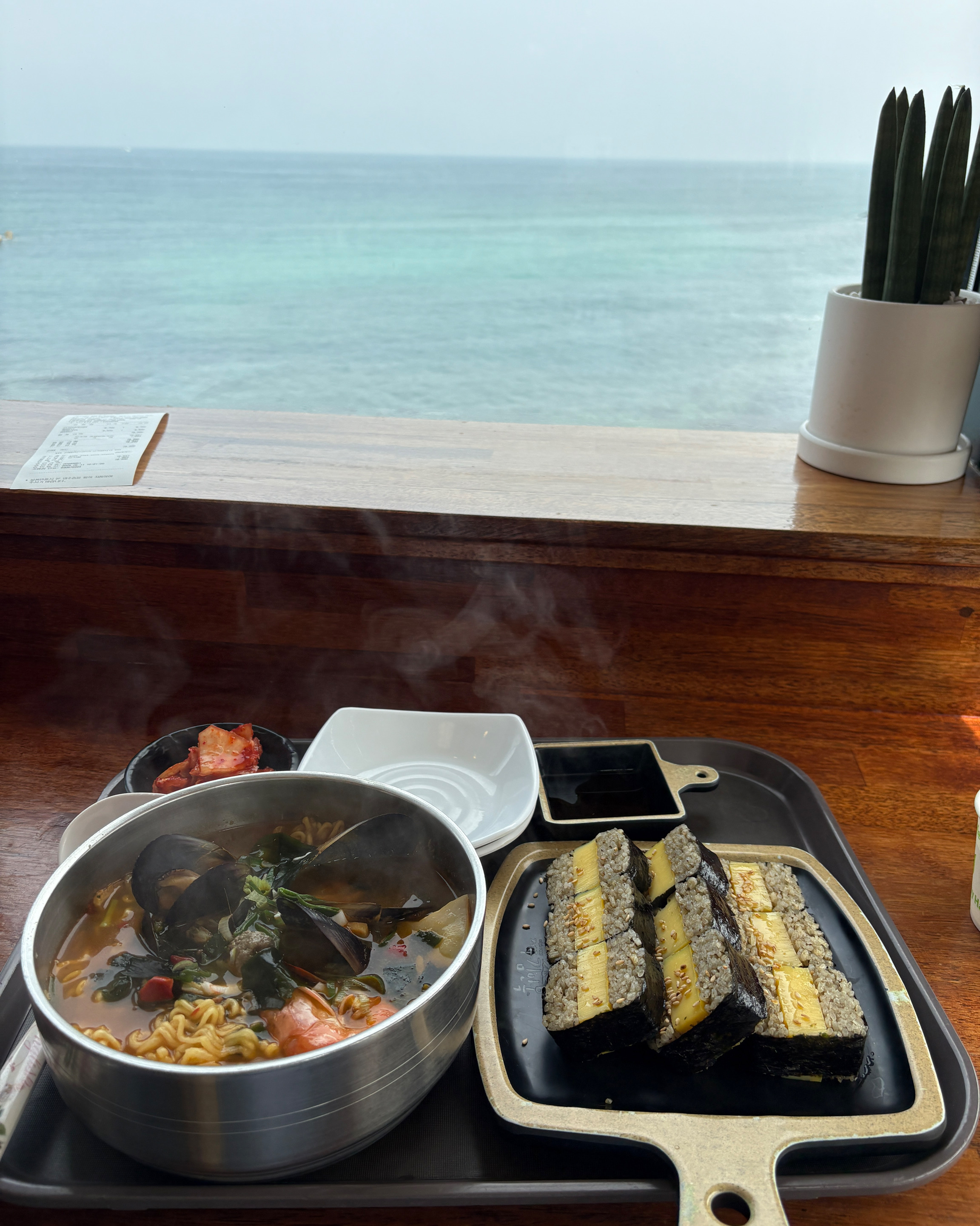 가게가 넓지는 않지만 바다가 보이는 뷰가 좋았어요 - 제주 맛집 제주김만복 애월점