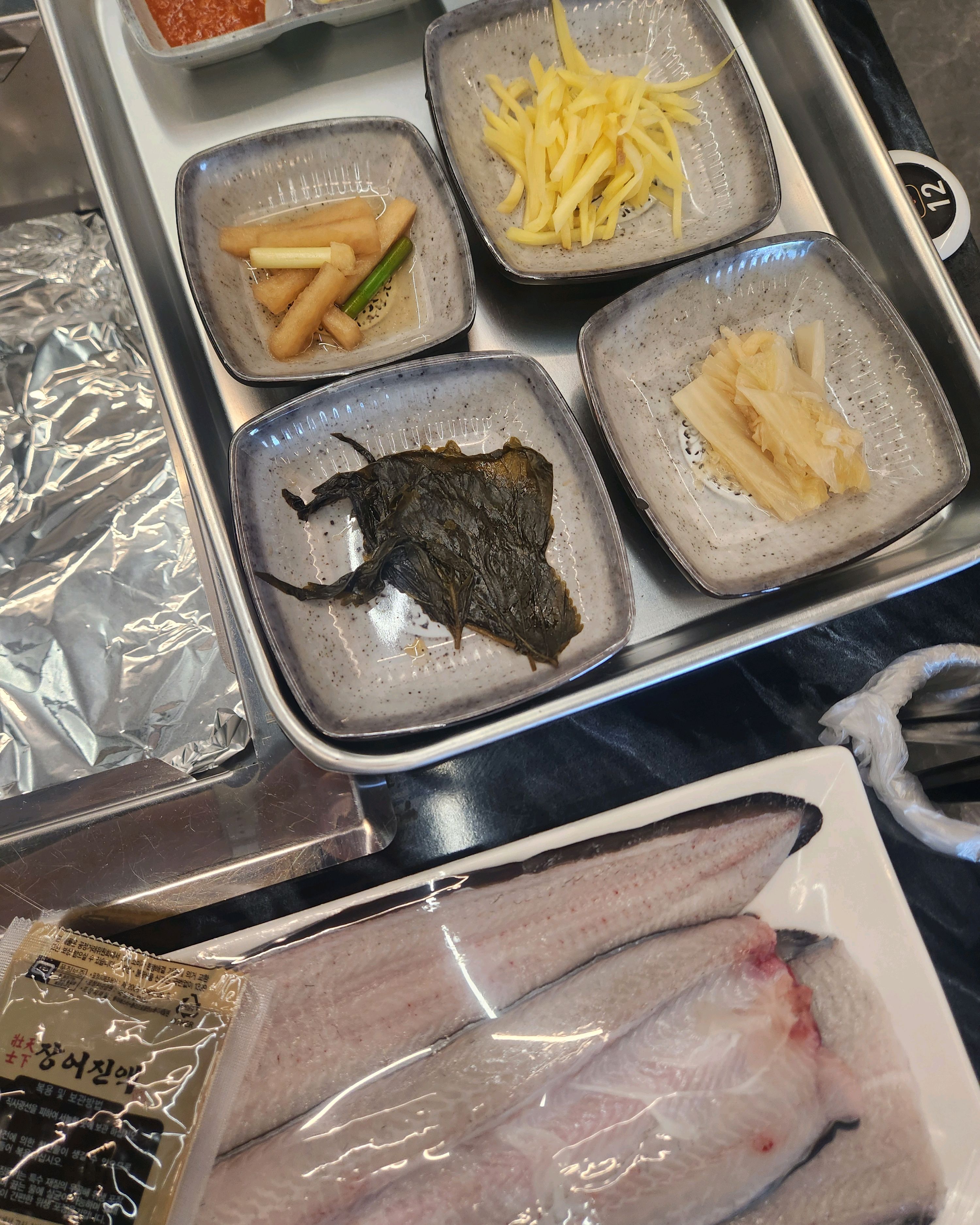단골맛집! 매장이 넓고 깔끔해요. 반찬 종류도 많고 서비스로주신 장어진액도 짱. 장어도 실