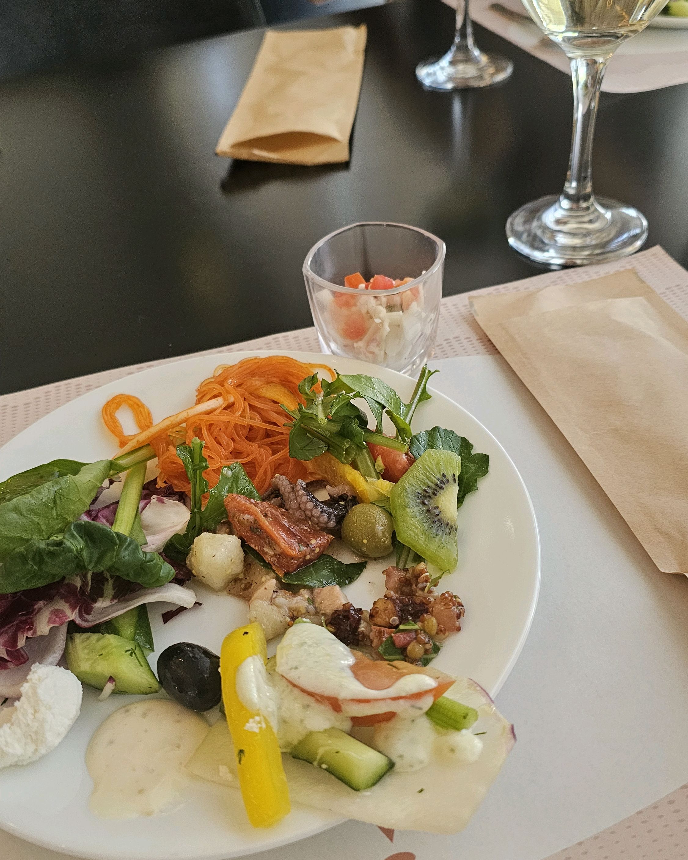 맛있고 메뉴도 굉장히 다양하게 있습니다. 와인도 무제한이고 맛있네요. 아이스크림도 맛있었어