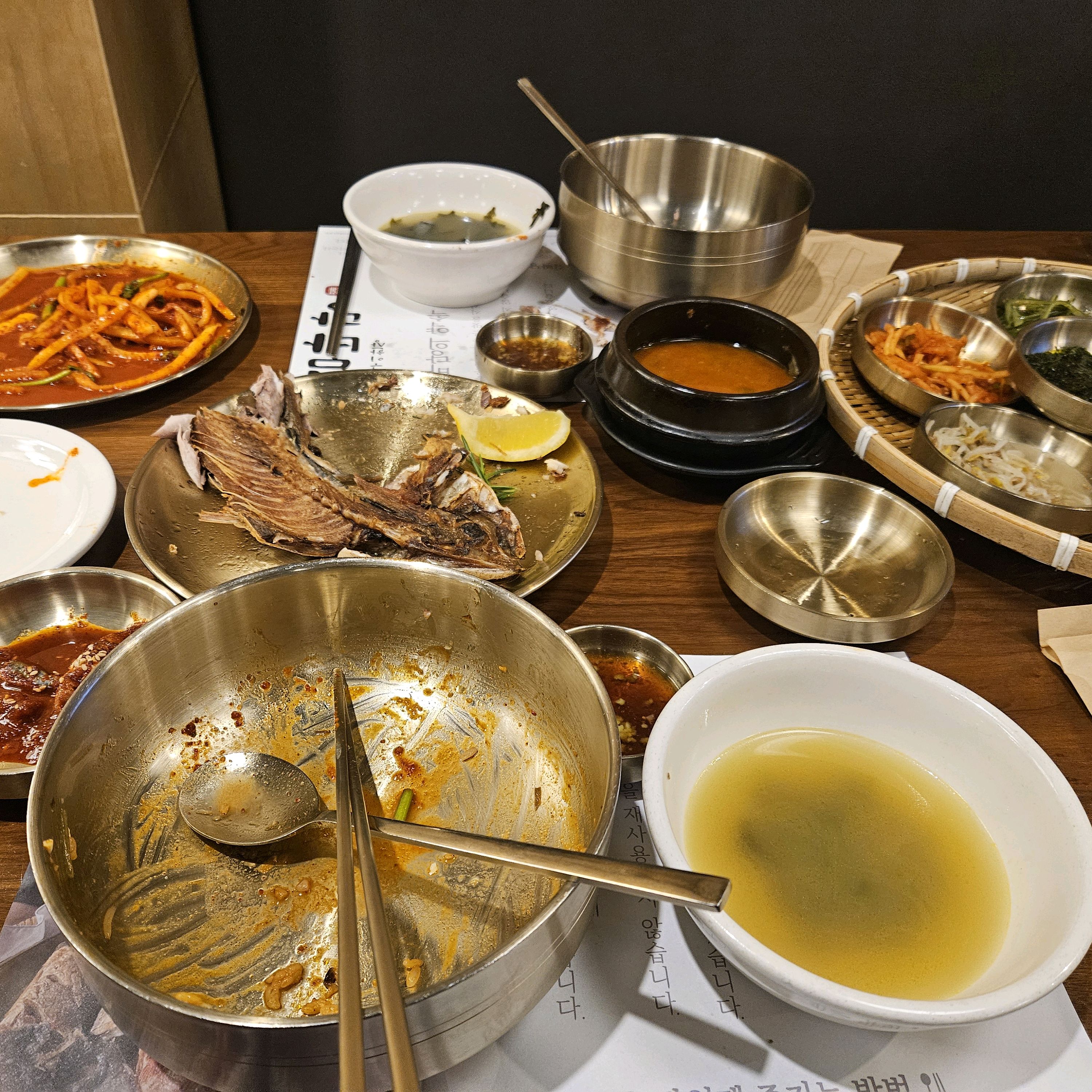 한시간걸려 들어갔는데 생선은 신선하지 않고 회무침은 대왕 오징어를 사용했는지 돈아까워 억