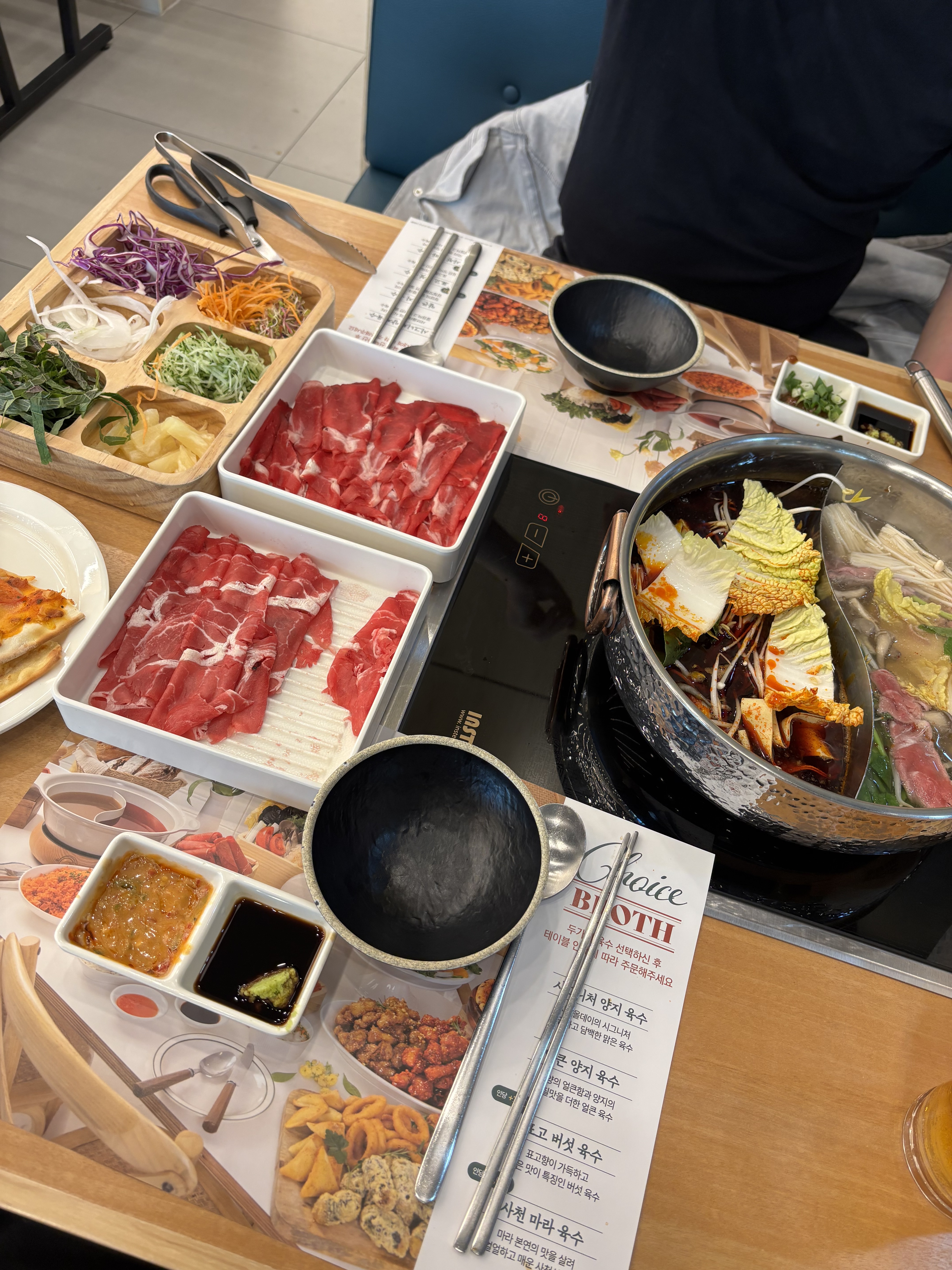 매장이 넓고 생긴지 얼마 안되어서 굉장히 깔끔해요! - 인천 맛집 샤브올데이 영종운서운남점