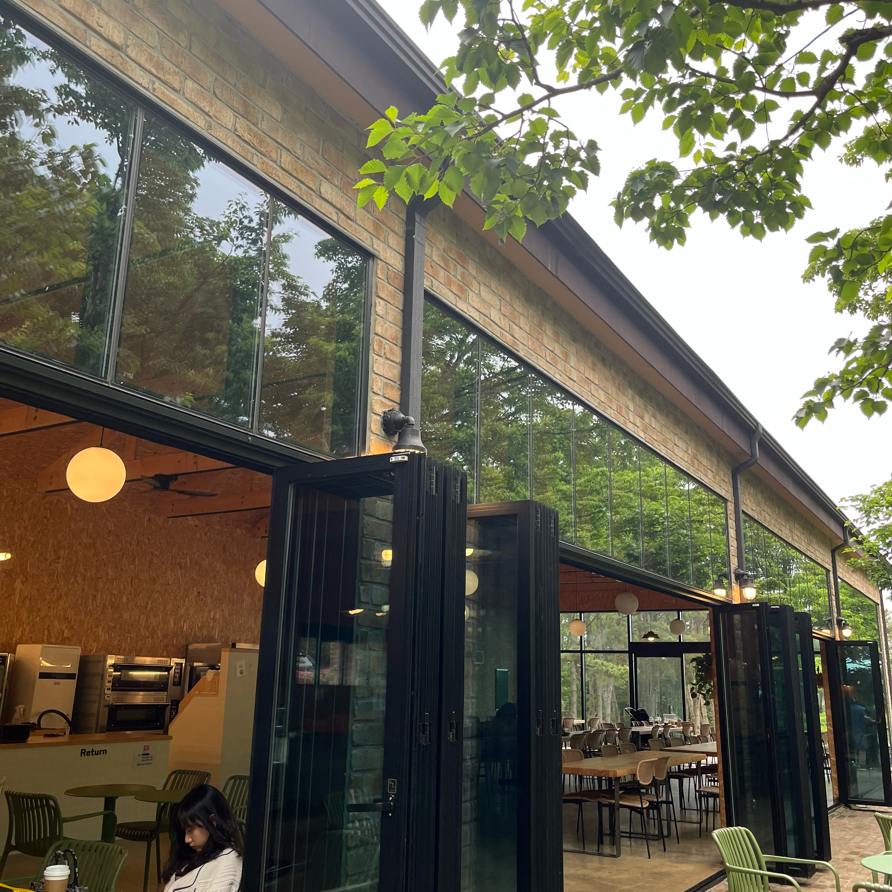 매장도 넓고 산책할수있는 곳이 있어서 아기랑 뛰어놀기좋아요! - 제주 맛집 이끼숲소길