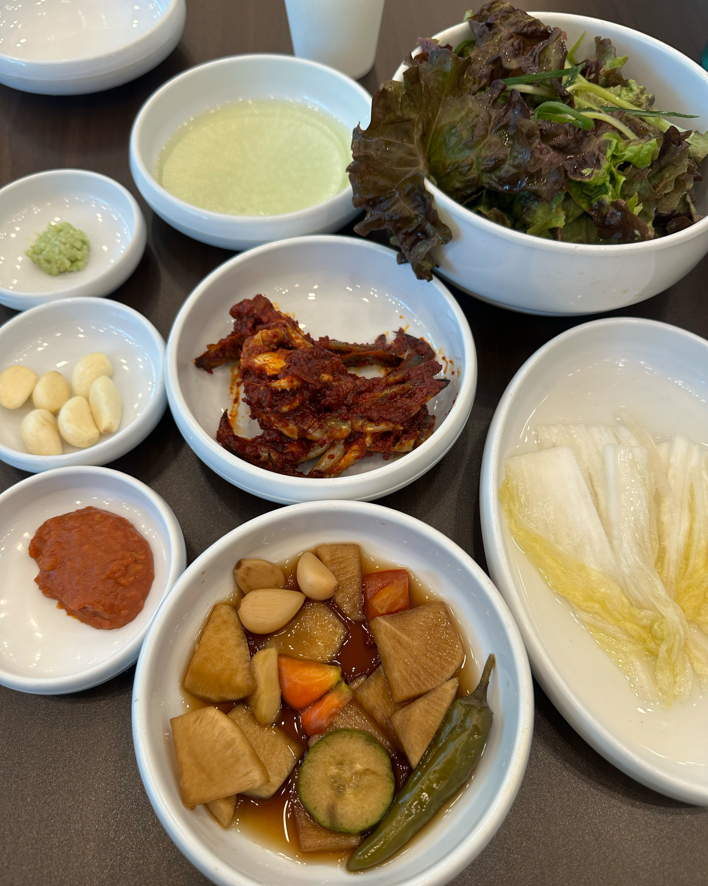 반찬도 정갈하게 잘 나오고 양념게장이 맛있다는데 진짜 맛있고 우대갈비랑 돼지갈비 진짜 맛있