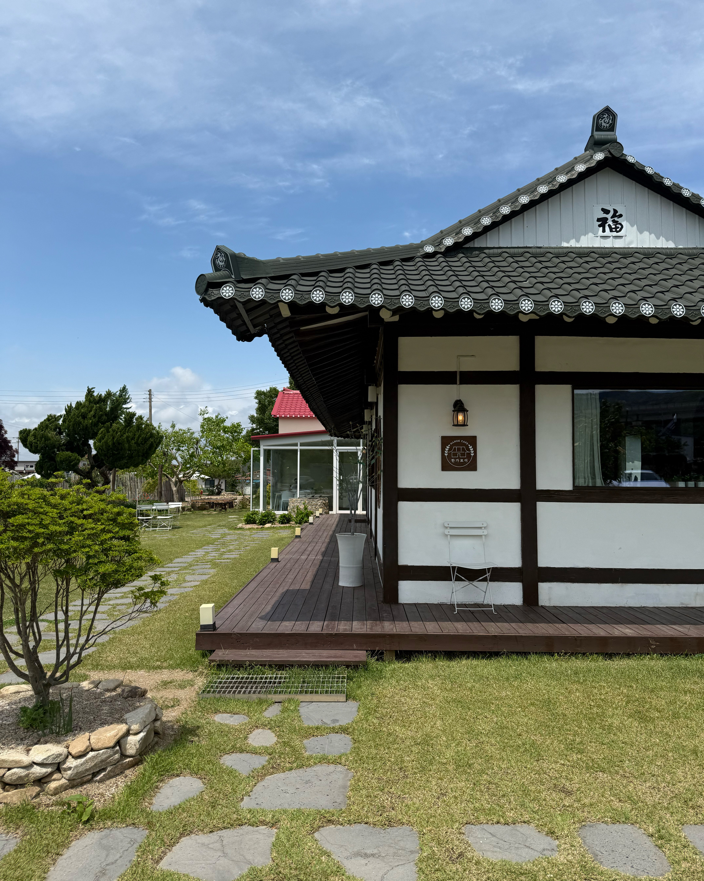 카페 내부의 아늑한 테이블