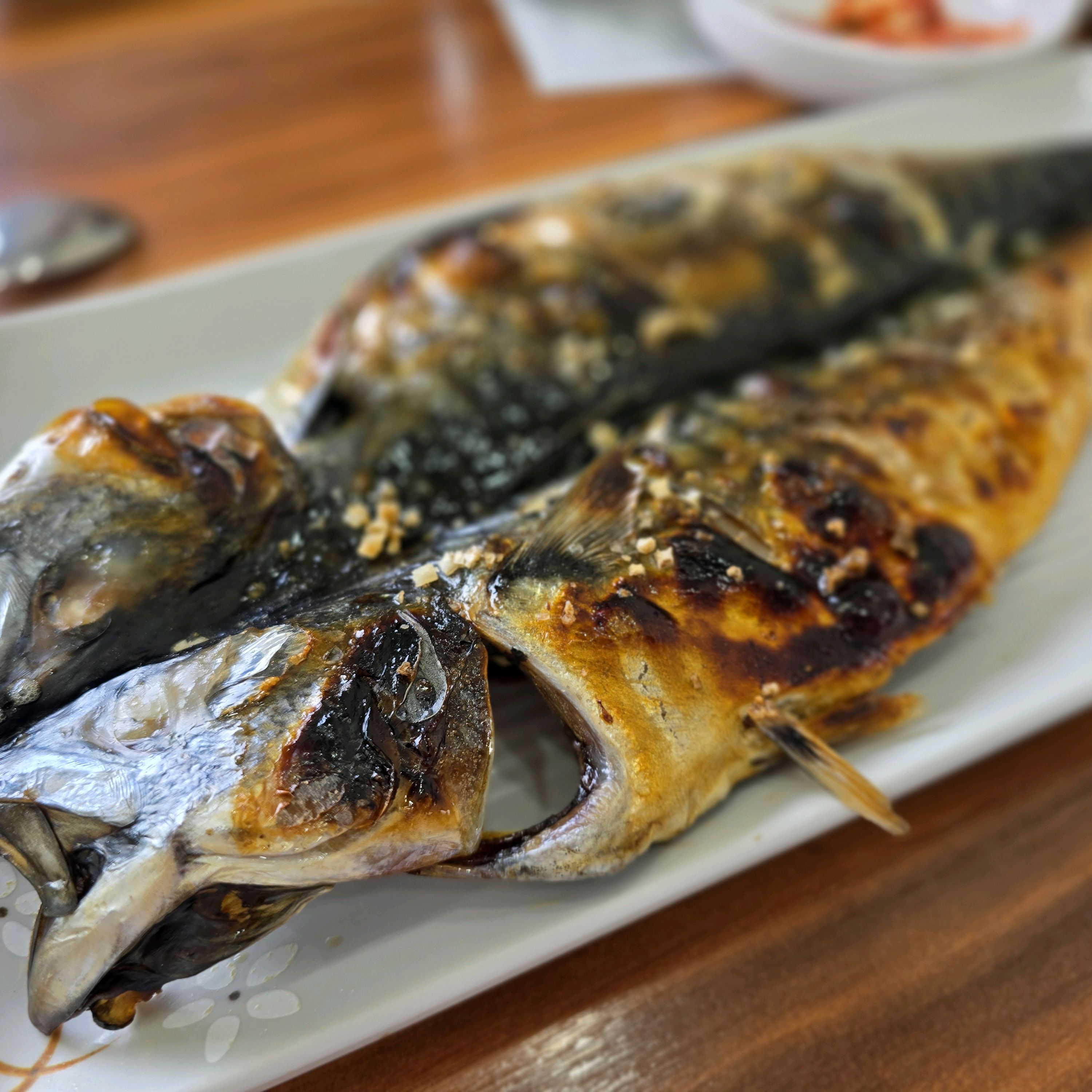 고등어 겉바속촉으로 굉장히 맛있게 잘 먹었습니다. ㅎㅎ 아기 의자도 있고 좋네요 - 제주 맛집 황해식당 제주공항 갈치