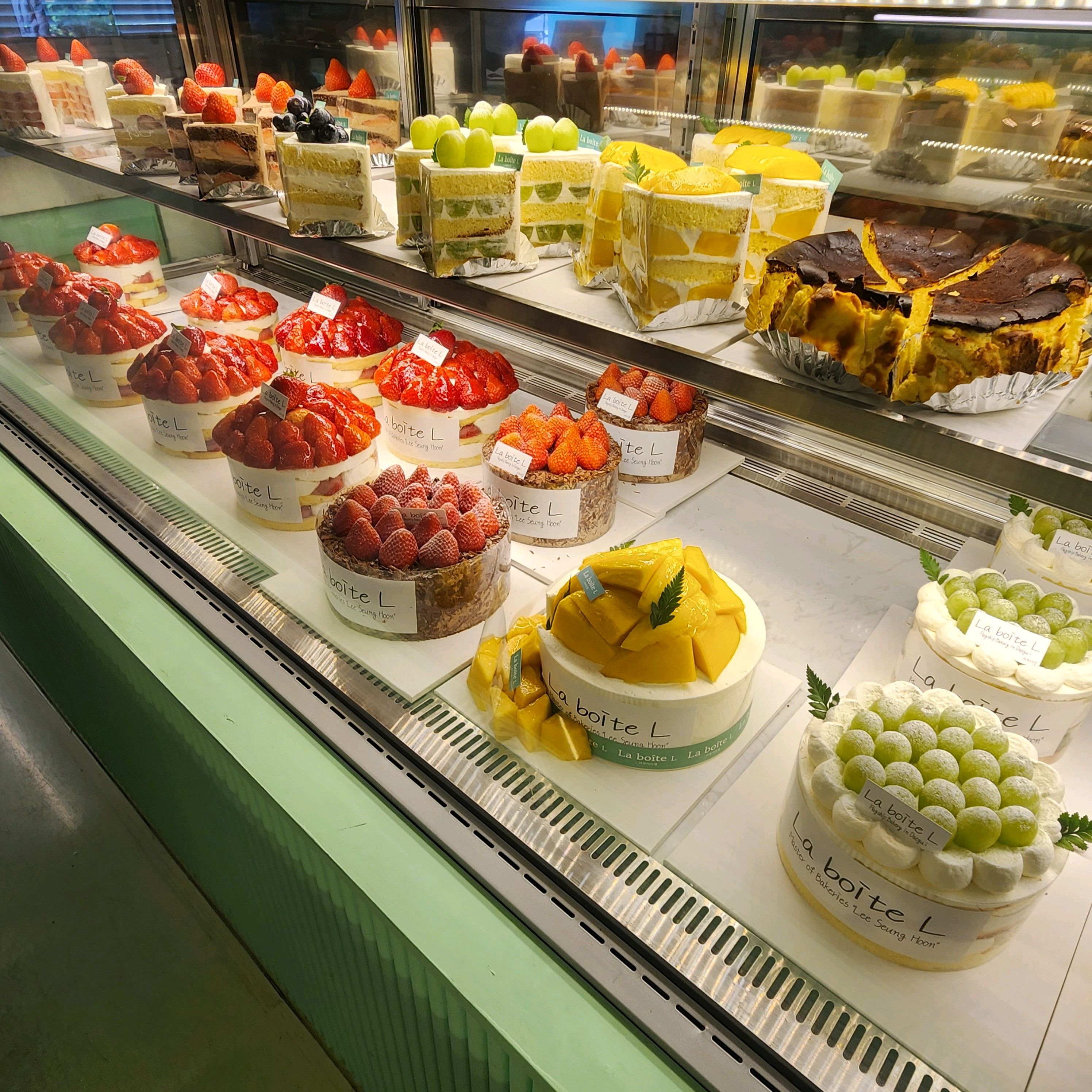 맛있는 망고케이크 먹으러 왔어요. 이제 곧 딸기케이크는종료된다고 해요. - 대구 맛집 라부아뜨엘