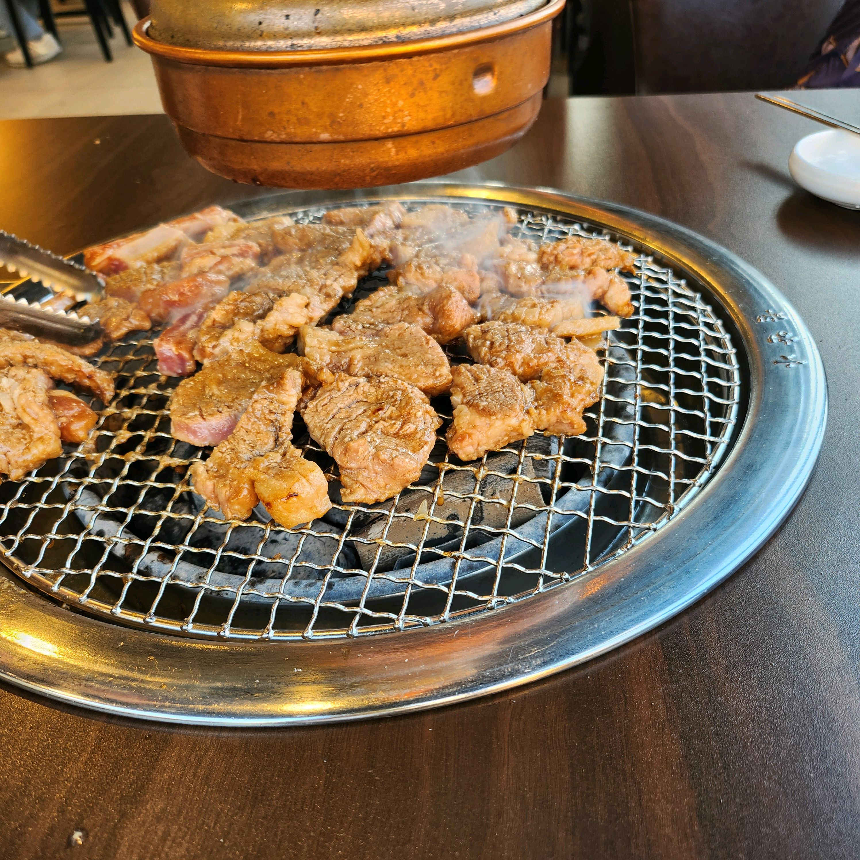 직접 구워주고 고기 질도 좋아어 자주오고있어요 수성못뷰는 덤이죠 - 대구 맛집 본가숯불돼지갈비 수성못점