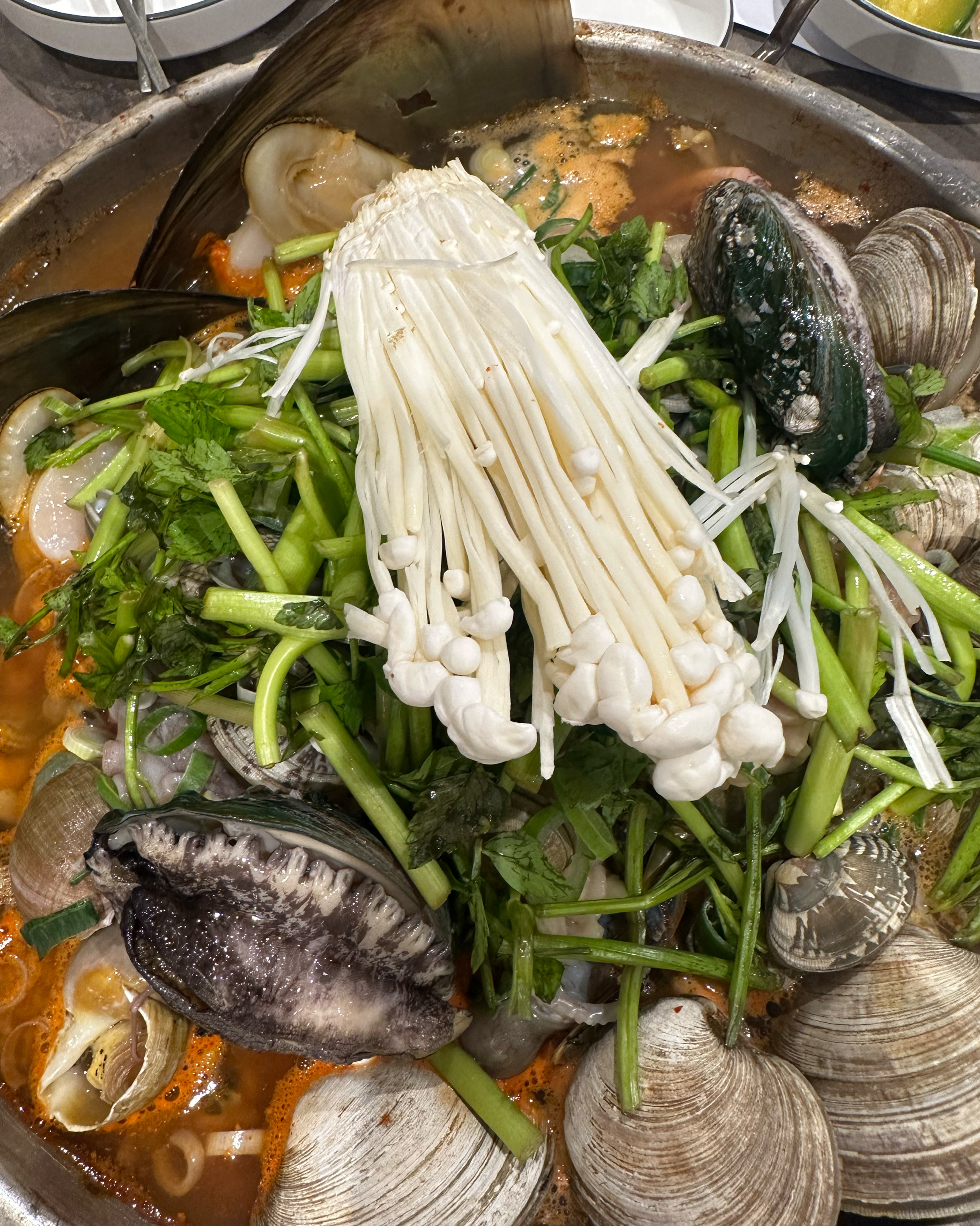 음식도 맛있고 재료도 신선해요. 셀프바도 있어서 편하게 먹었습니다! 다음에도 방문할 것 같