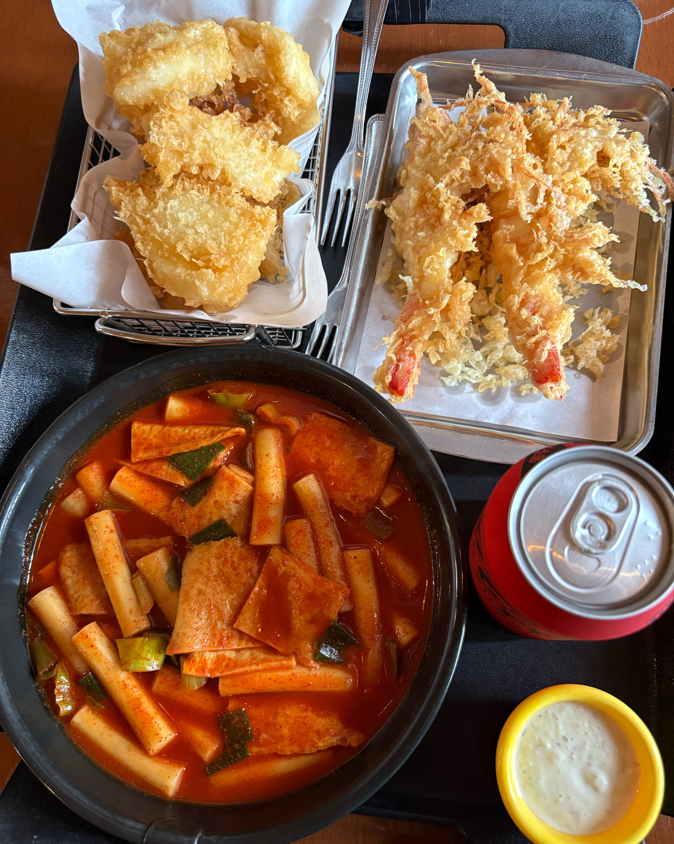 제주도오면 꼭 와보고싶던 곳이었는데 한치튀김 바삭해서 너무 맛있어요! 떡볶이는 살짝 매콤달