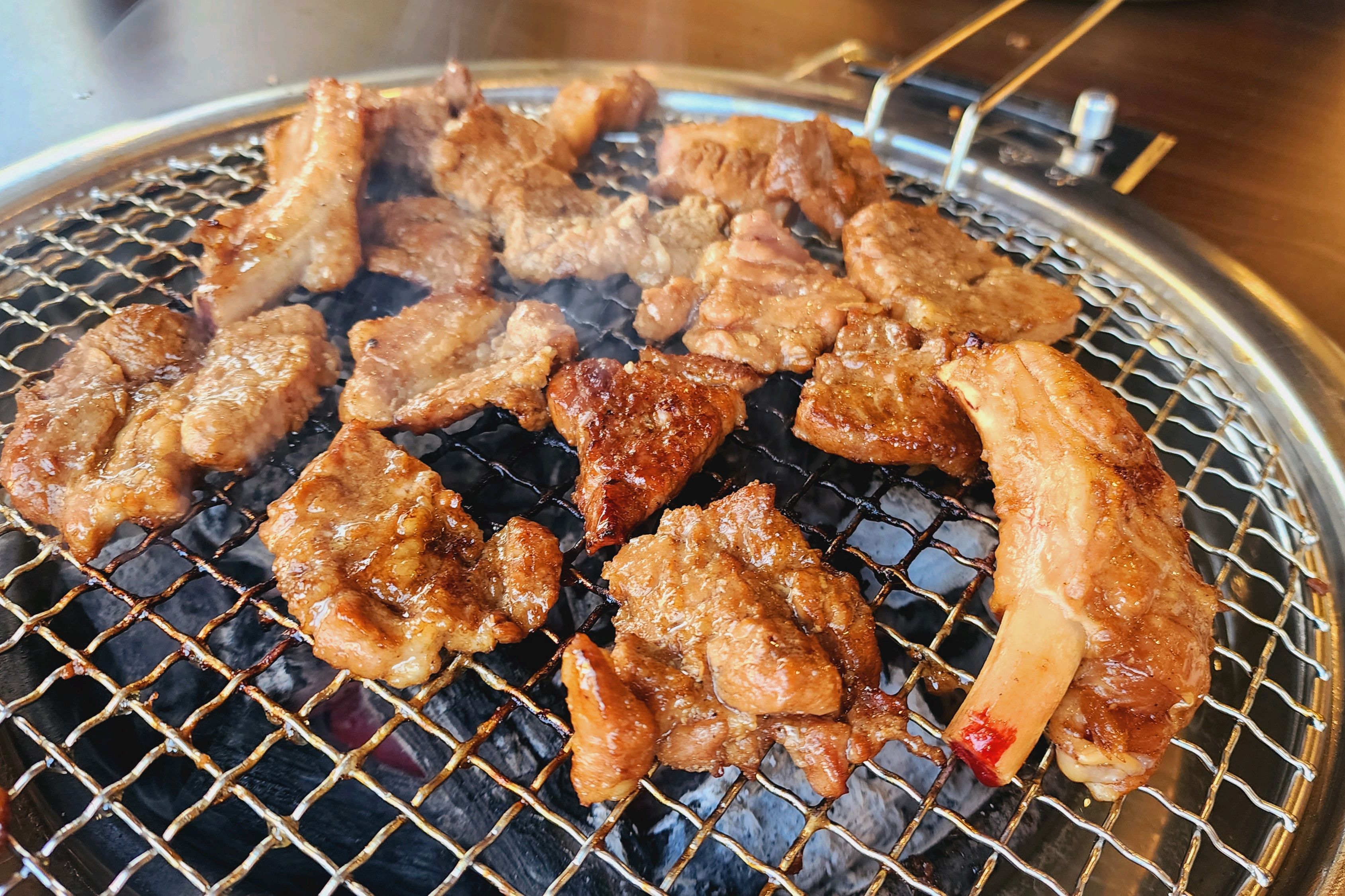 분위기도 너무 좋고 갈비 정~말 맛있어요 - 대구 맛집 본가숯불돼지갈비 수성못점