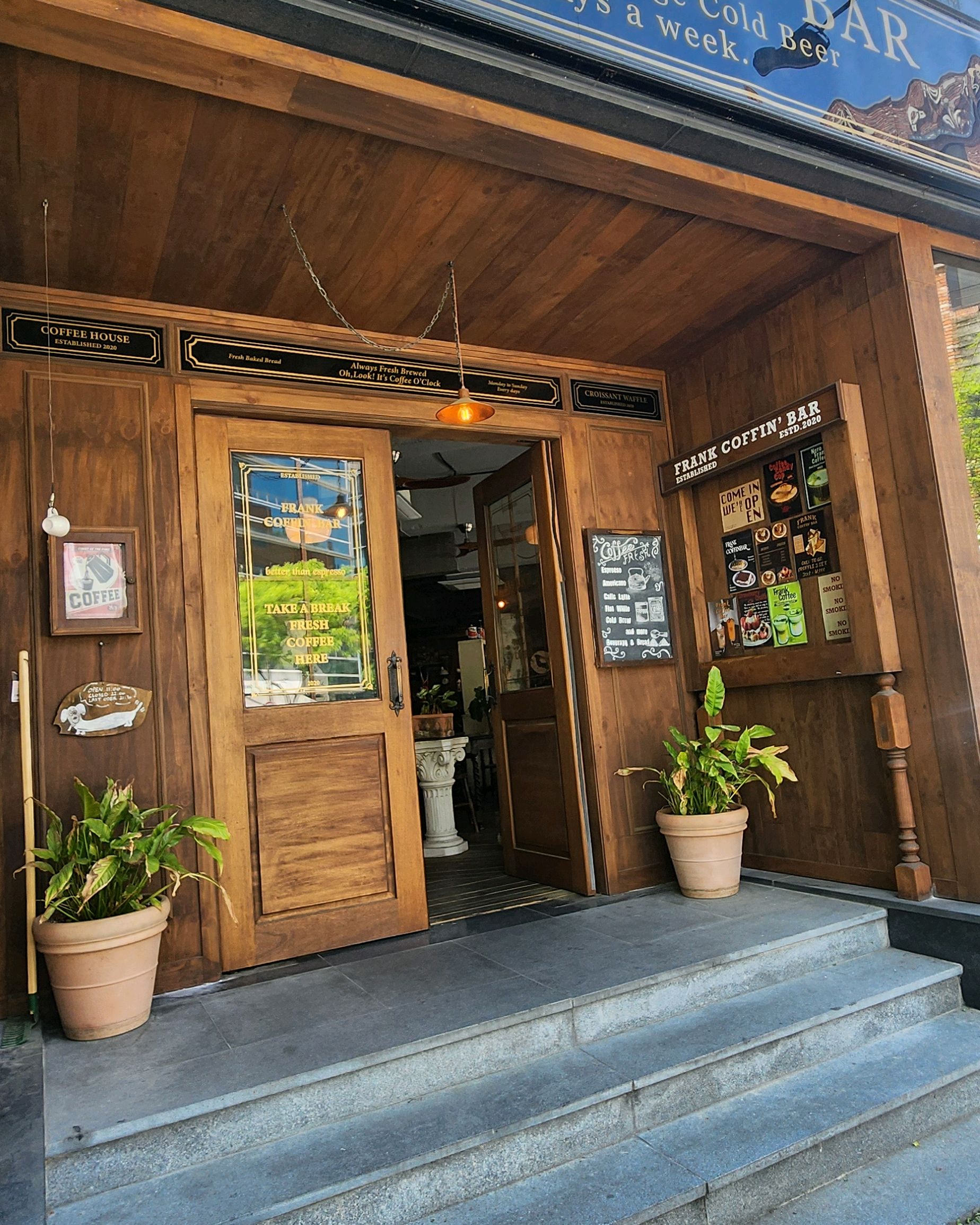 우드톤으로 된 인테리어가 너무 멋지도 시그니처 커피랑 디저트류가 많아  좋아요 - 대전 맛집 프랭크커핀바 대전둔산점