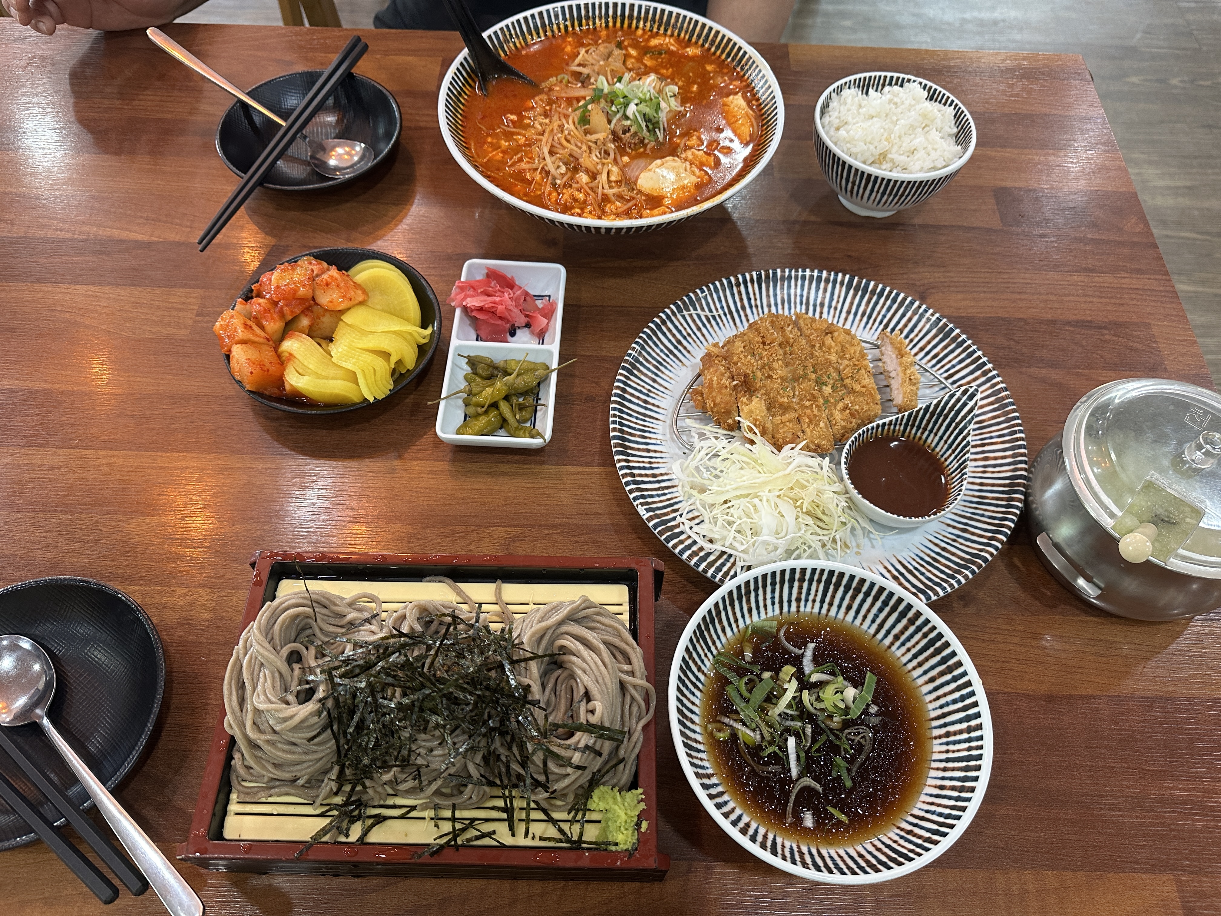 종종 오던곳인데 이제야 리뷰 남기네요. 갠적으로 소바가 맛있어요. 군더더기 없이 깔끔하고