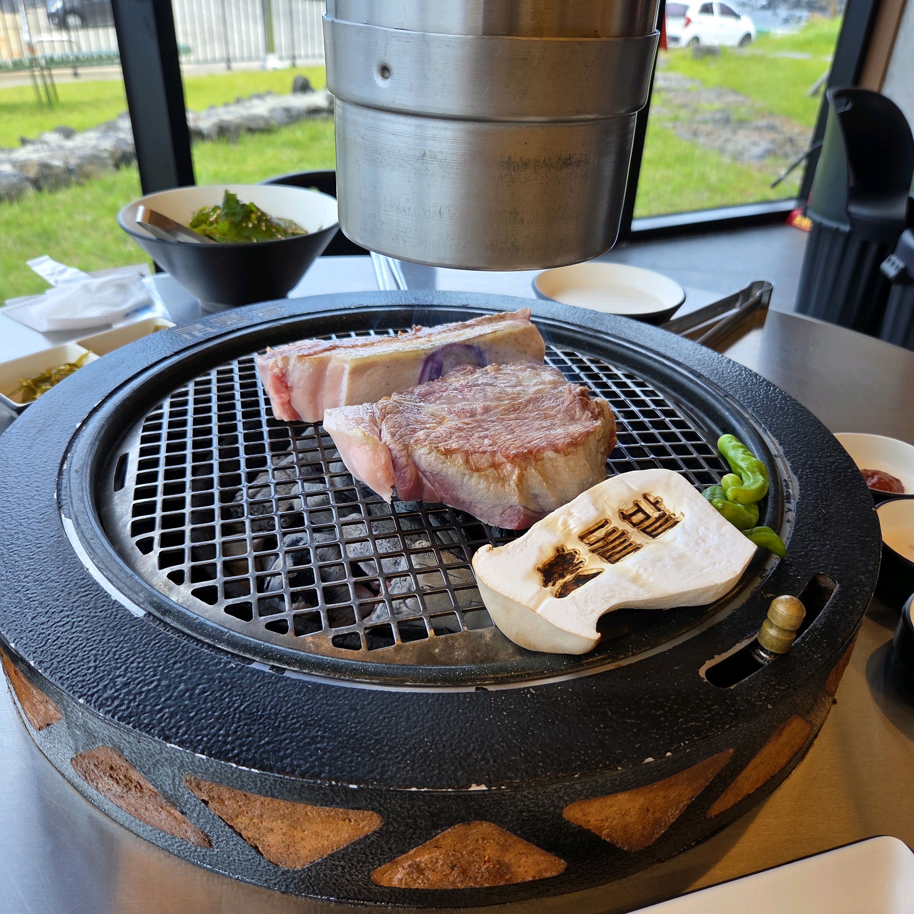 뷰가 너무 좋구요~~ 고기 너무 맛있어요~~ - 제주 맛집 돝밭 애월흑돼지