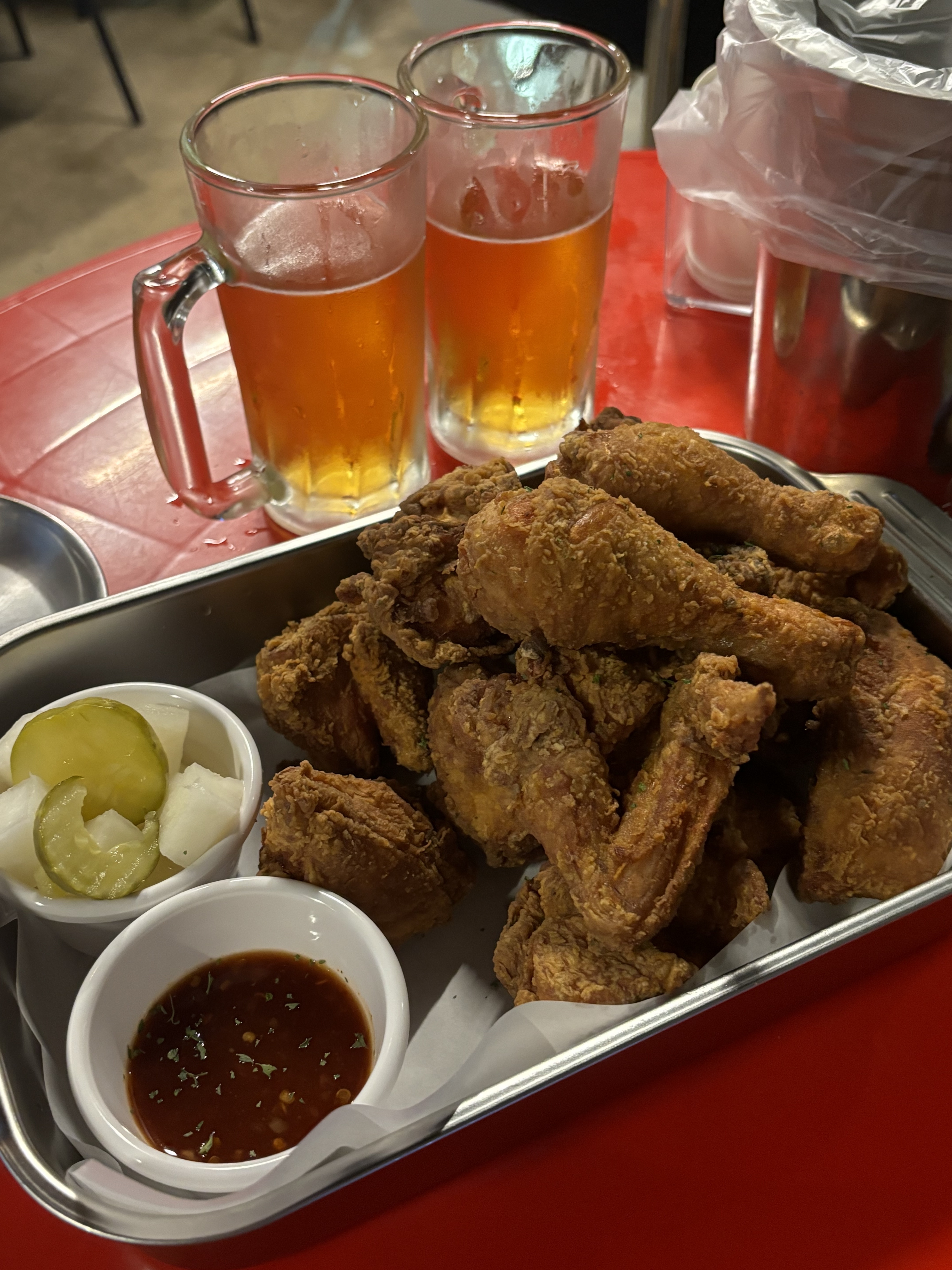 여기 치킨 진짜 존맛이에요!! 4번째 방문인데 매번 올 때마다 맛있네요.ㅎㅎ 치맥은 비어웨