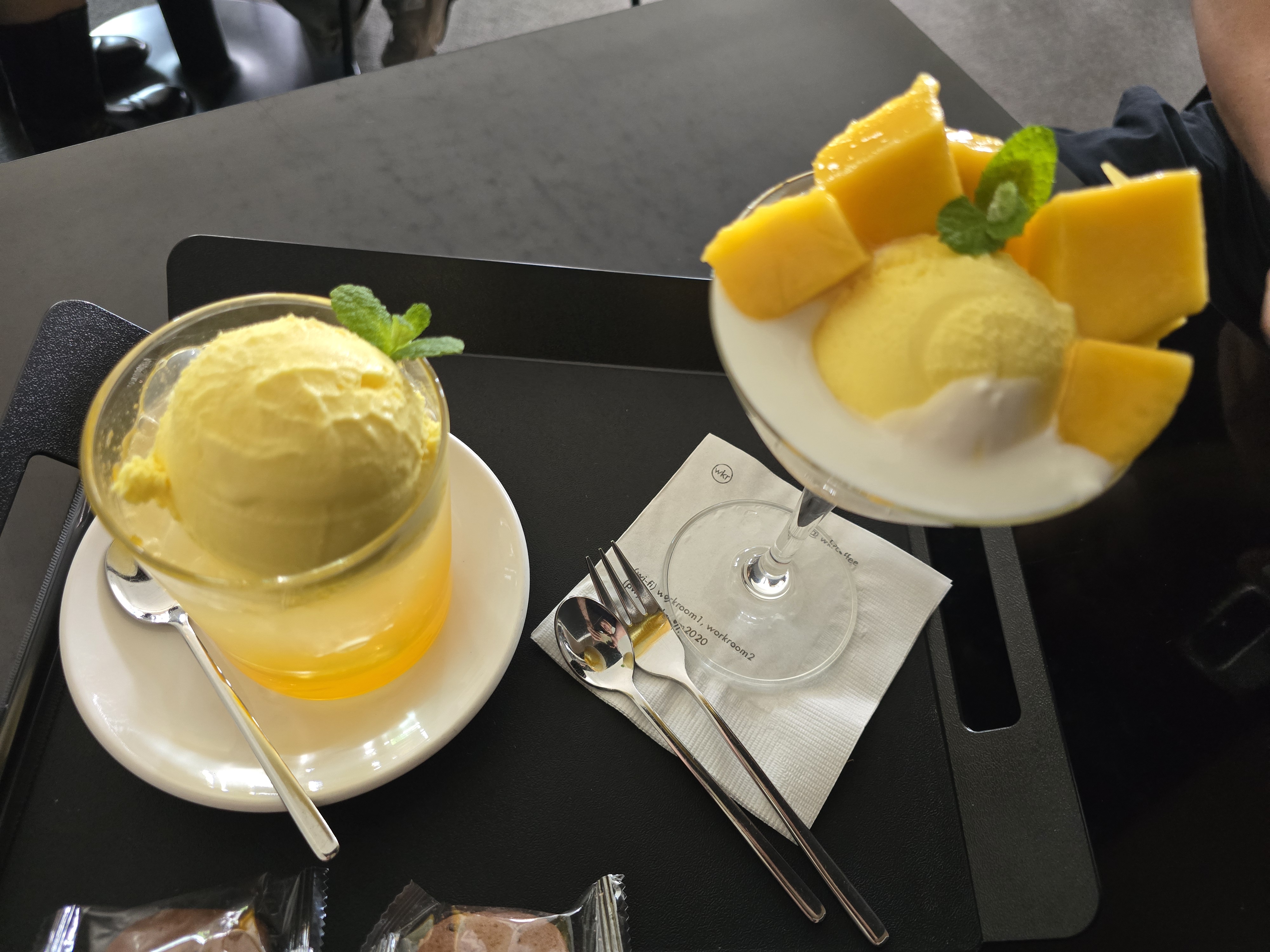 망고메뉴가 너무 맛있어요. 친절하고, 강아지동반도 가능해서 좋아요 - 대전 맛집 워크룸커피