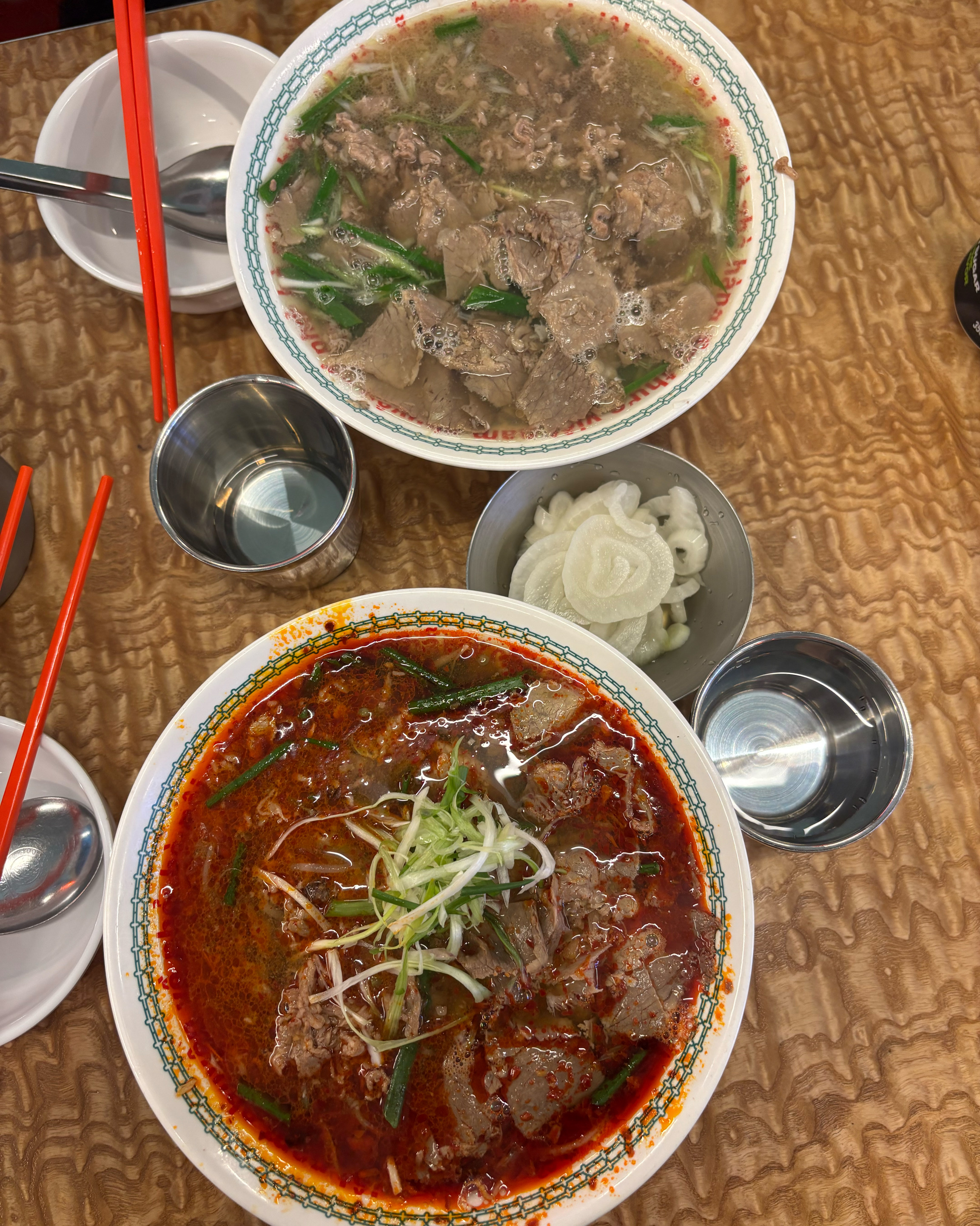 데이트로 쌀국수 먹으러오는건 첨인데 면이 되게 쫄깃하고 국물이 깔끔하니 마싯어요 면추가도