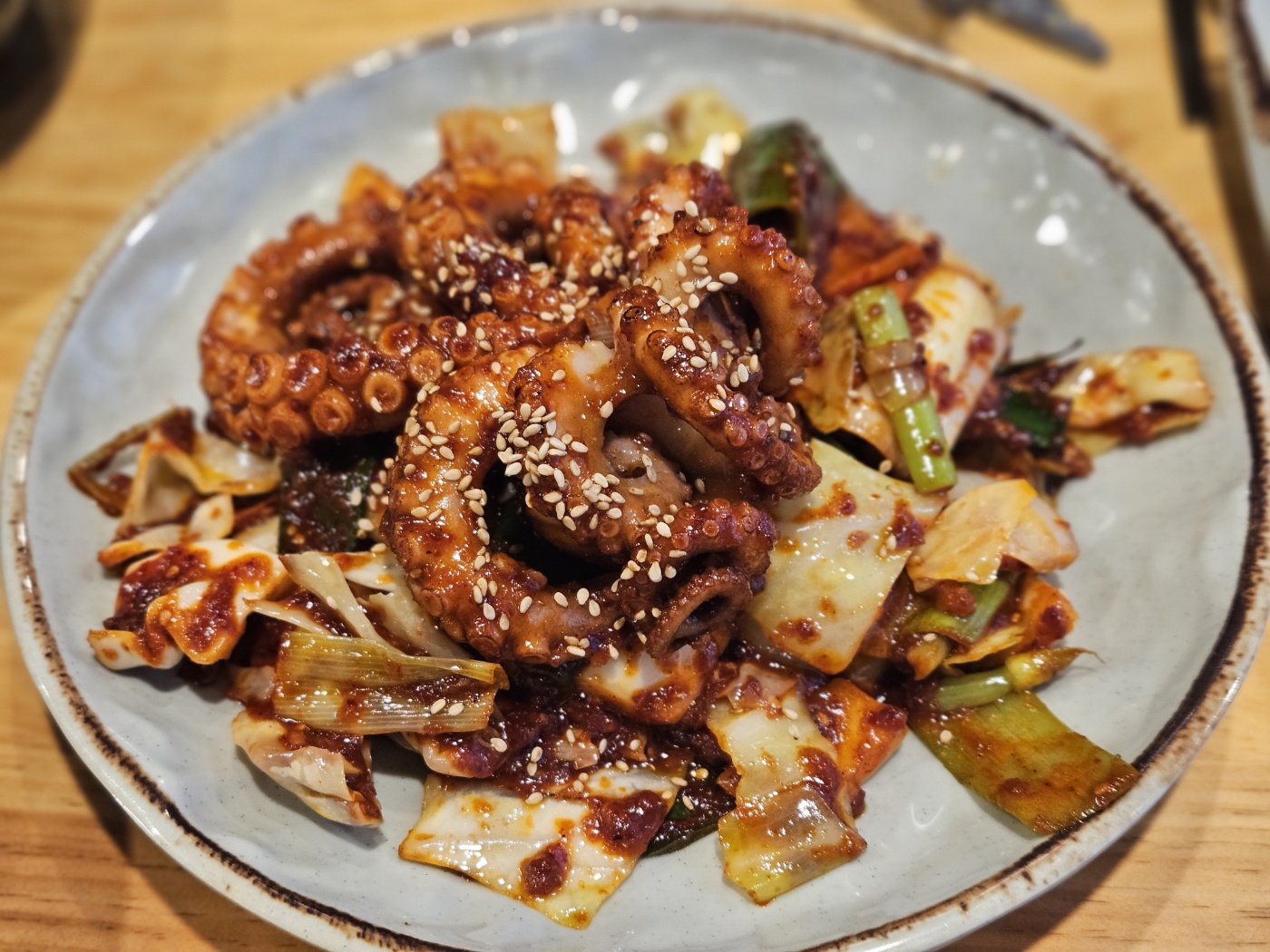 가성비와 맛 모두 잡은 찐 맛집이네요 낙지볶음 부드럽고 살짝 칼칼해서 완전 술안주고 보쌈은