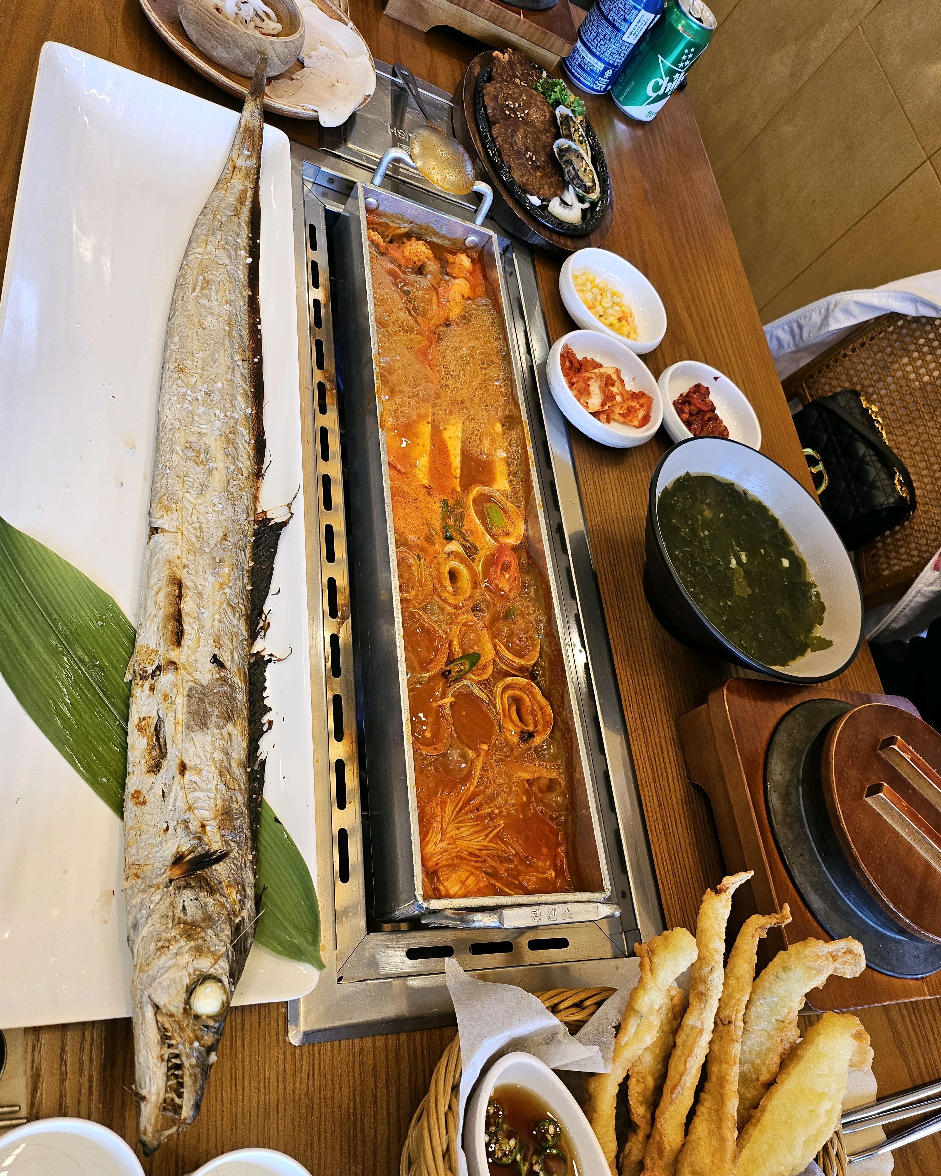 가성비? 맛도 단연 일품입니다. 3명이서 배터지게 먹고 남을정도로 양도 많고 갈치 가시가 