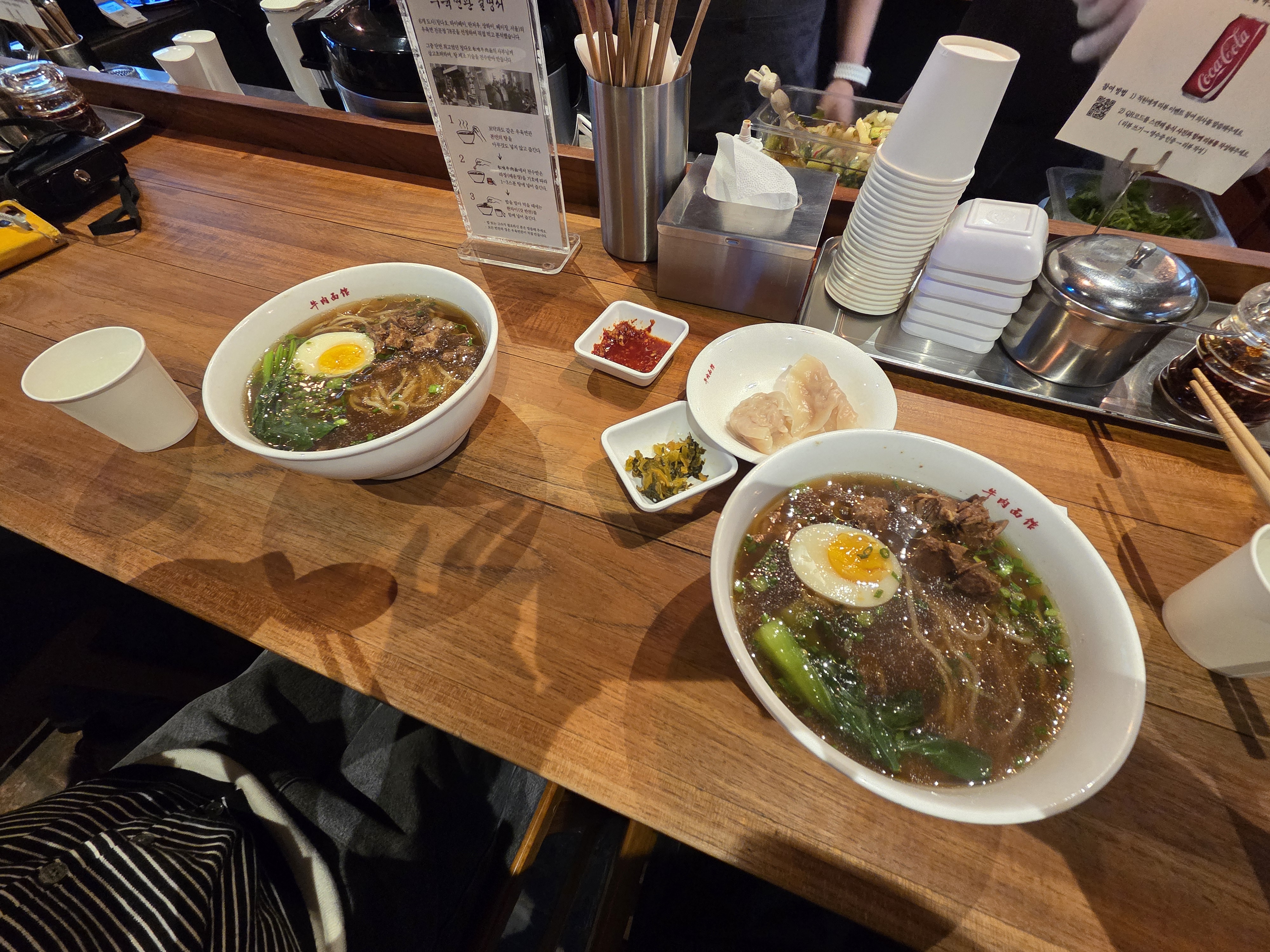 대기할 가치가 있는 맛이에요! 쏸차이도 매콤하니 맛있고 특유의 한약향이 잘 어우러져서 맛있