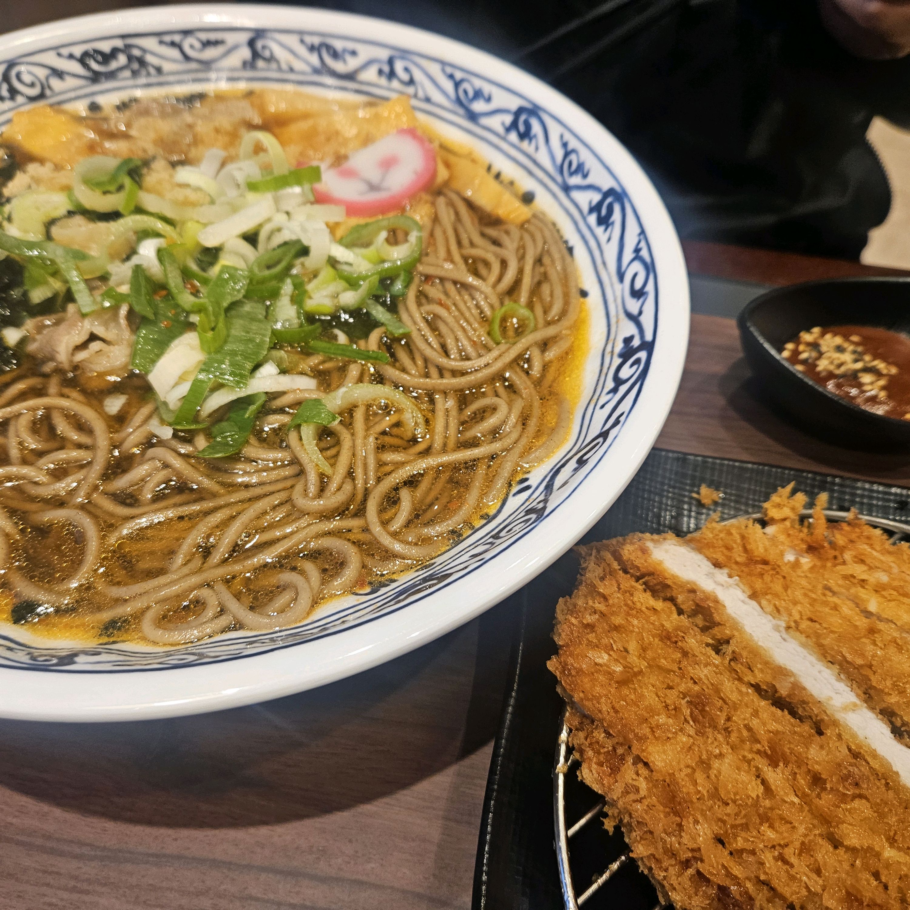 동네 맛집이라고 해서 와봤는데 면도 너무 탱글하고 마싯어요!!! 올여름 소바는 여기서 먹어