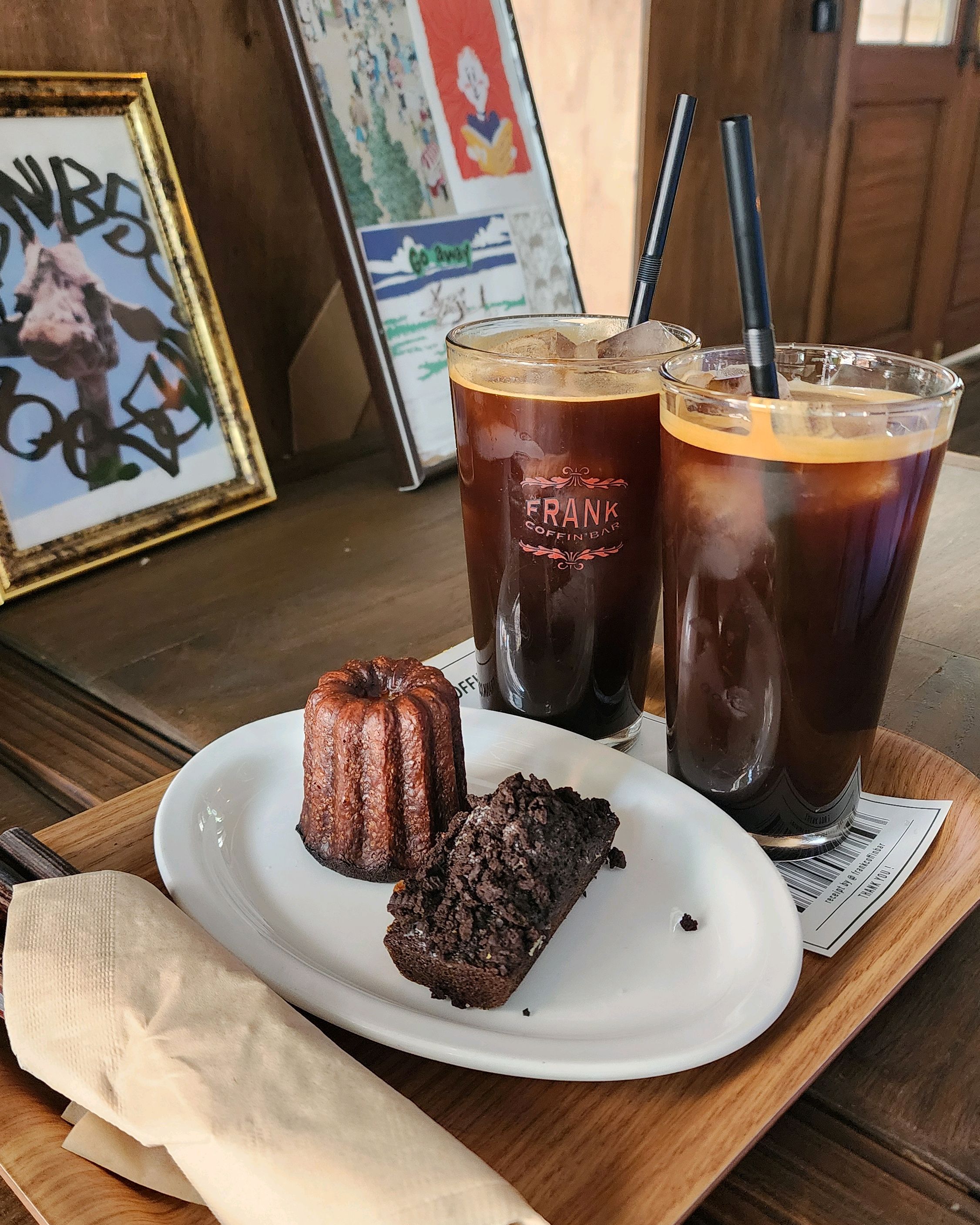 분위기도 너무좋고 노래도 좋아서 데이트코스로 좋습니당☺️커피도 맛있고 디저트도 다양해서 눈