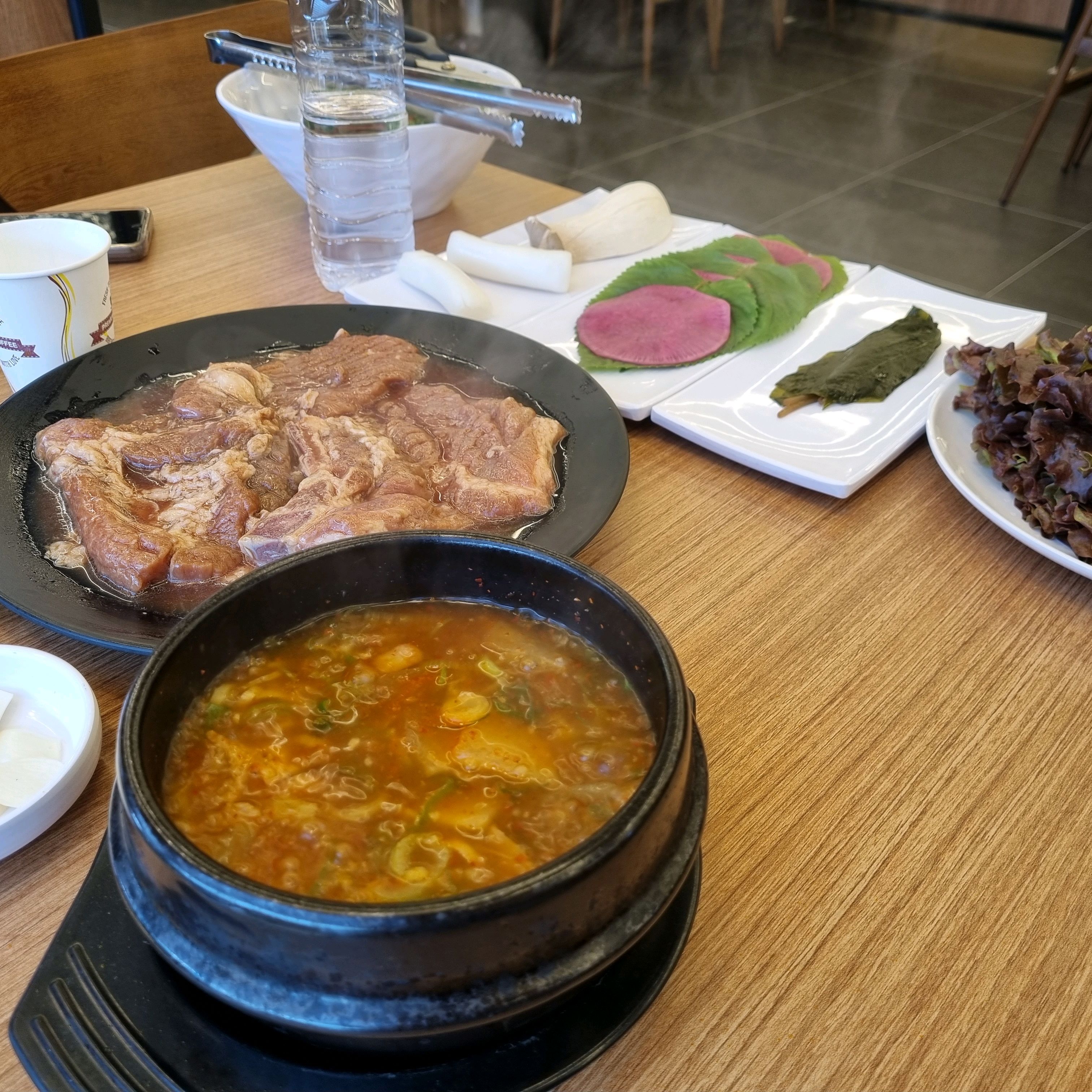 매장이 깔끔하고 친절하세요 음식이 맛있고 정갈하게 나오네요 주차장이 잘되있어서 좋아요 - 대전 맛집 솔가숯불갈비 서대전점