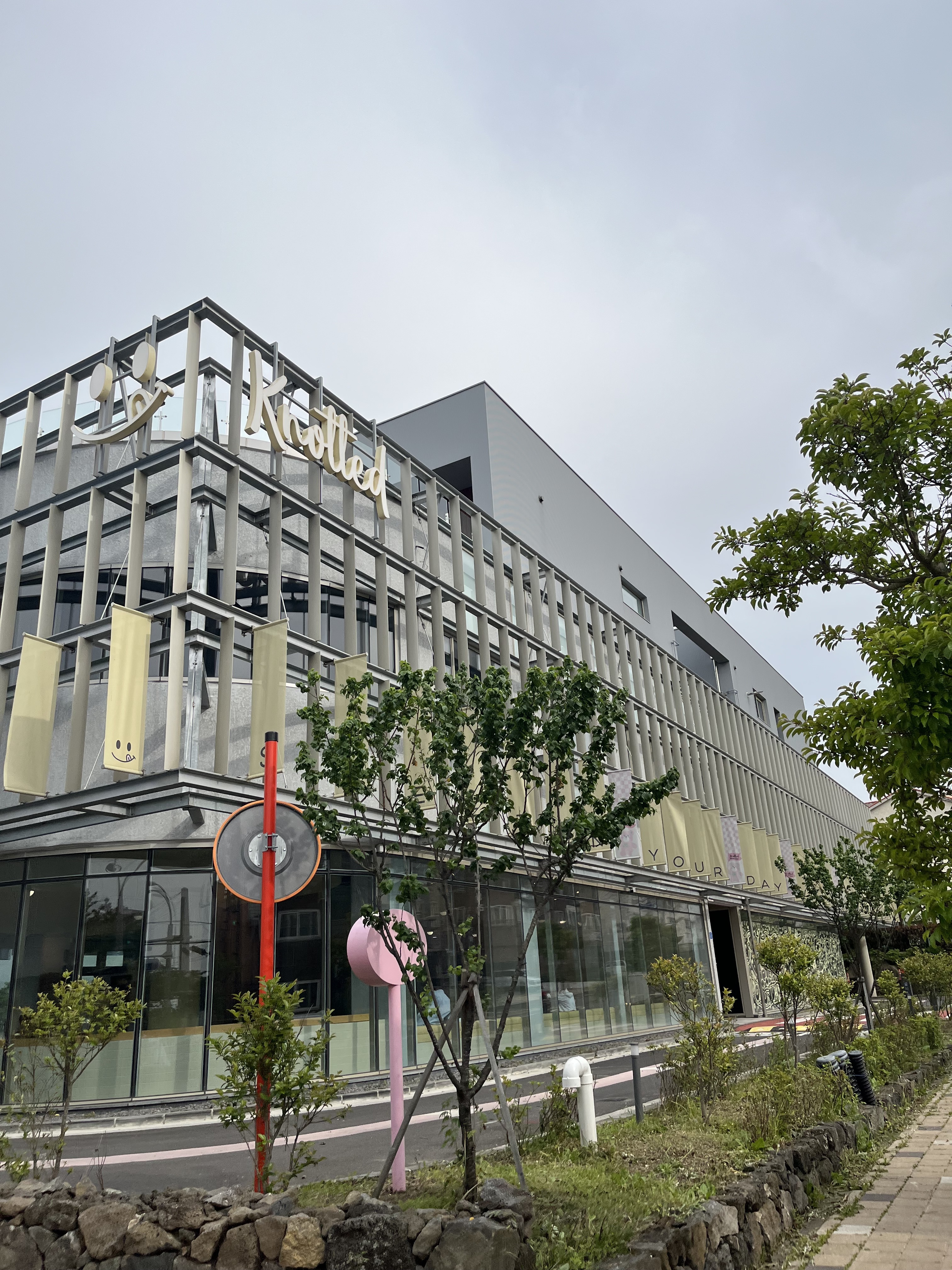 매장도 넓직하고 도넛 맛있습니다 ㅎㅎ 제주 가시면 한번 방문해보시길 추천드려요! - 제주 맛집 노티드 제주DT