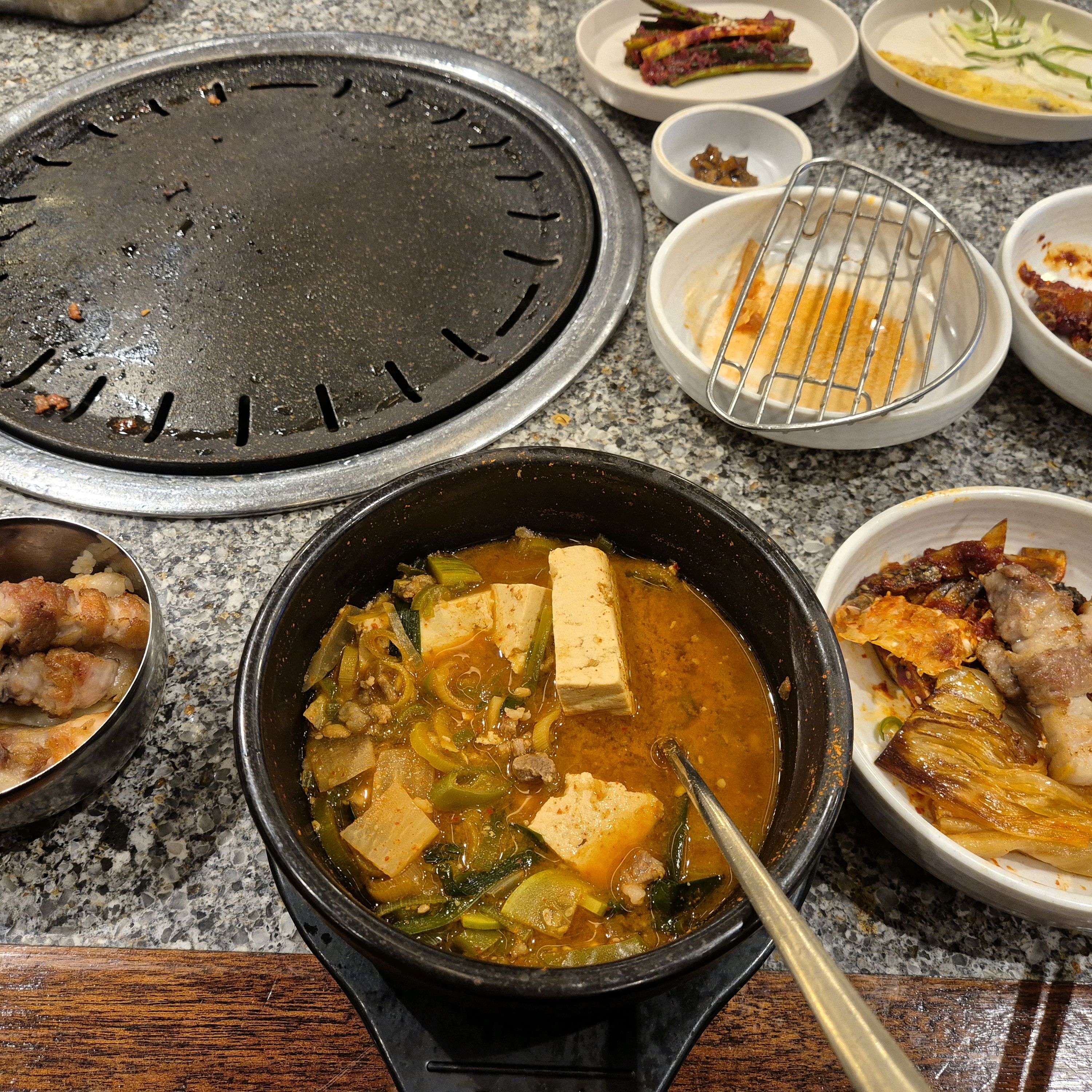 양도 많고 맛있어요. 기본 반찬도 다양해서 좋아요 - 대구 맛집 갈비만 대구본점