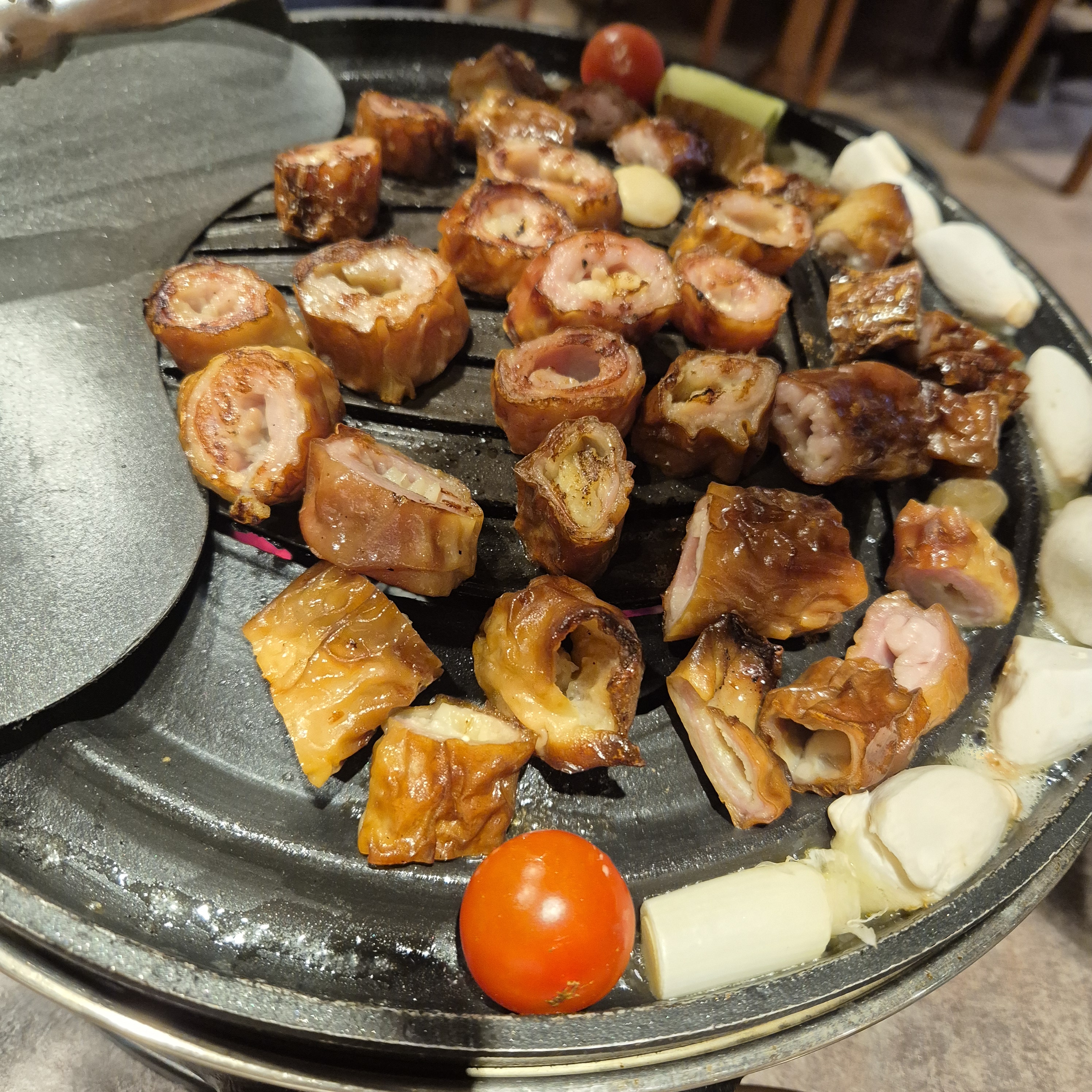 와 막창 너무 맛있어요..입에서 살살 녹아요 ㅎㅎㅎ막창만으론 아쉬워서 껍데기도 시켰는데 쫄