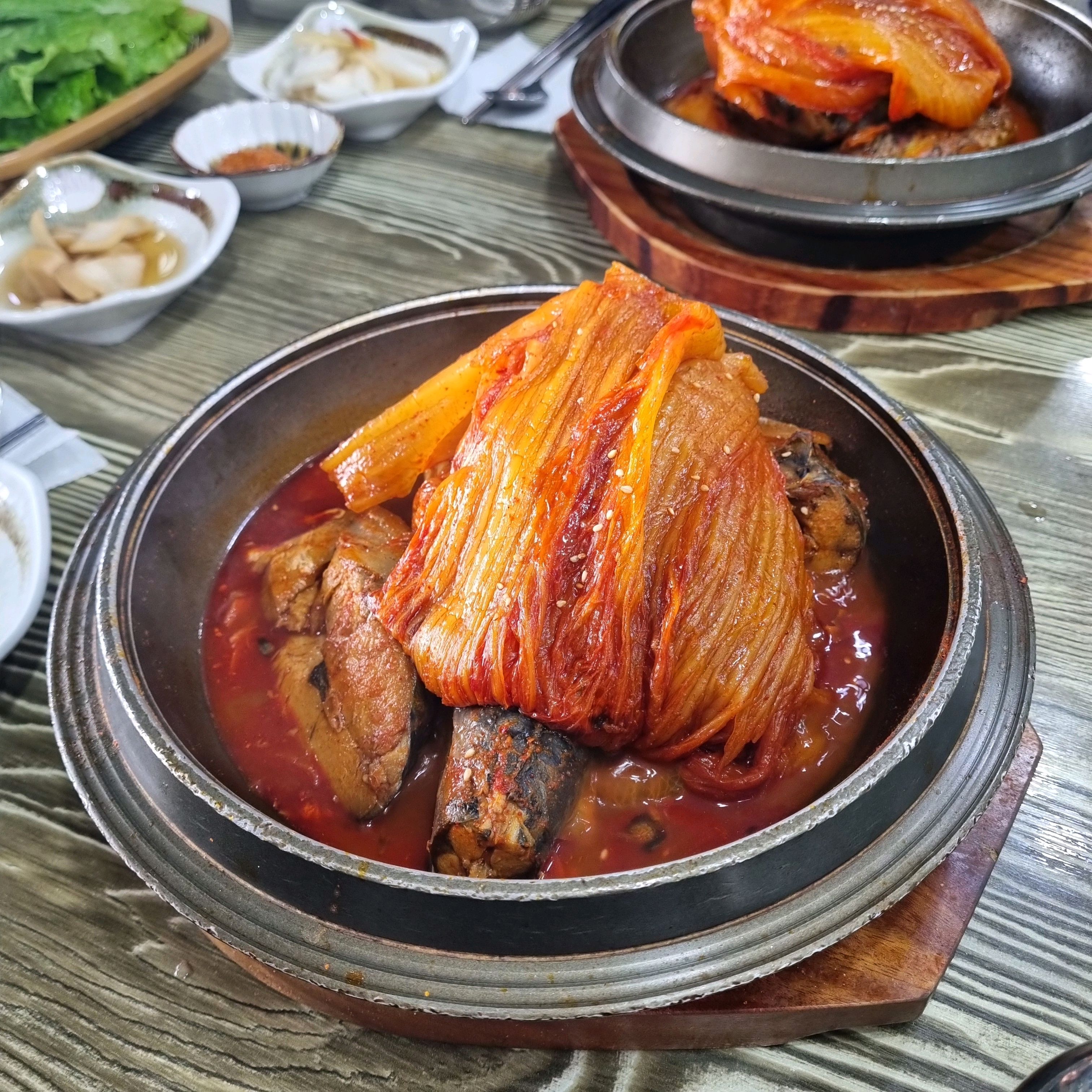 친구들이랑 같이 왔는데 좌석이 넓고 옆테이블이랑 거리도 여유로워서 좋았어요! - 제주 맛집 이춘옥원조고등어쌈밥 제주애월본점