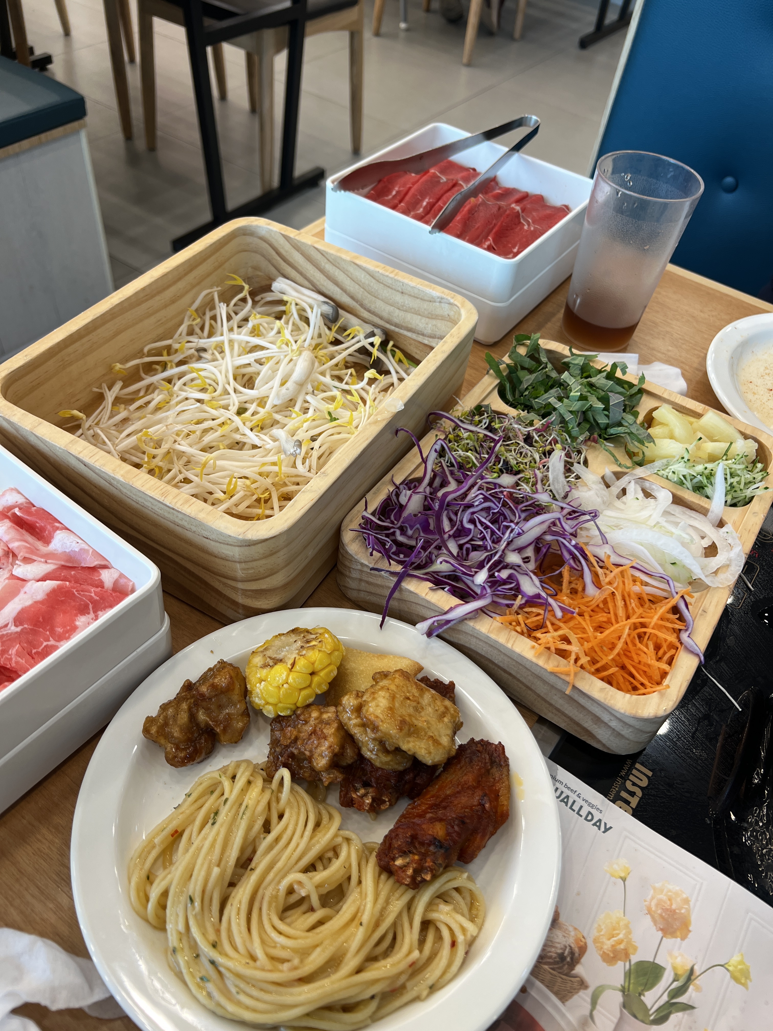 맥주 무한리필 되고 다른 샤브샤브 집에 비해서 재료가 신선하고 매장이 넓어서 쾌적해요 - 인천 맛집 샤브올데이 영종운서운남점