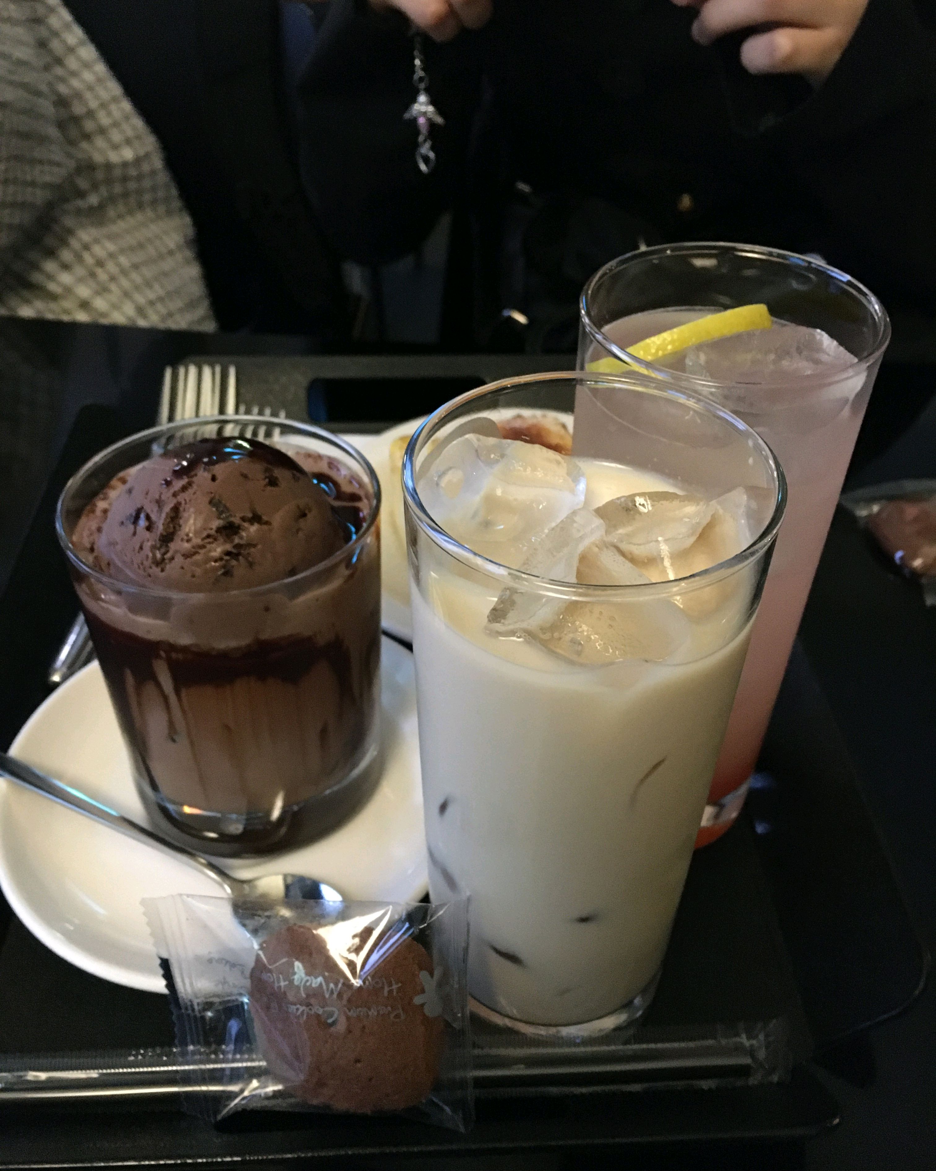 분위기 좋은 노래랑 맛있음 음료 그리고 특히 서비스 쿠키가 너무 맛있었어요 바치케도 부드럽