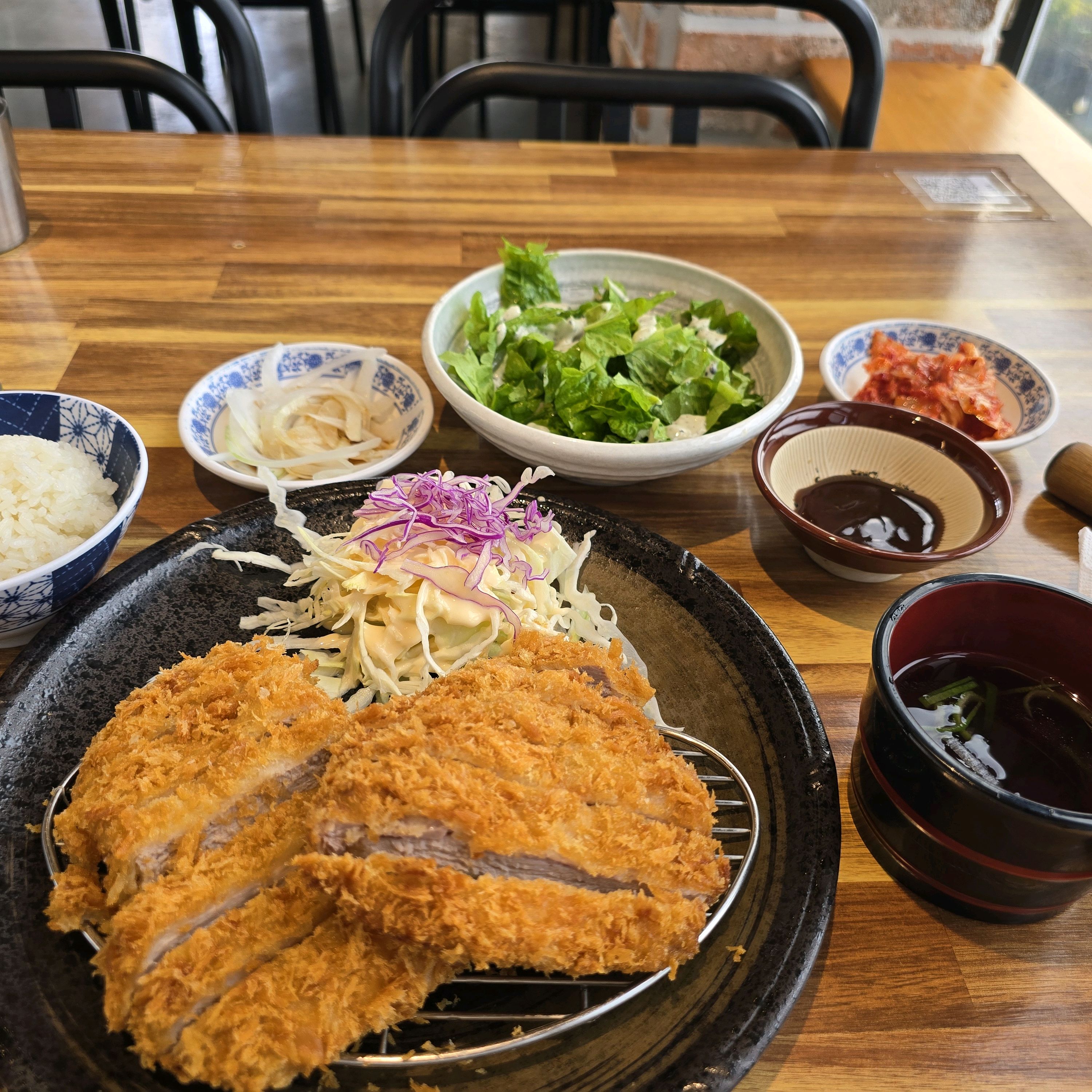 통창뷰에 제주스런곳에 위치한 맛집입니다 - 제주 맛집 범식당 제주성산점