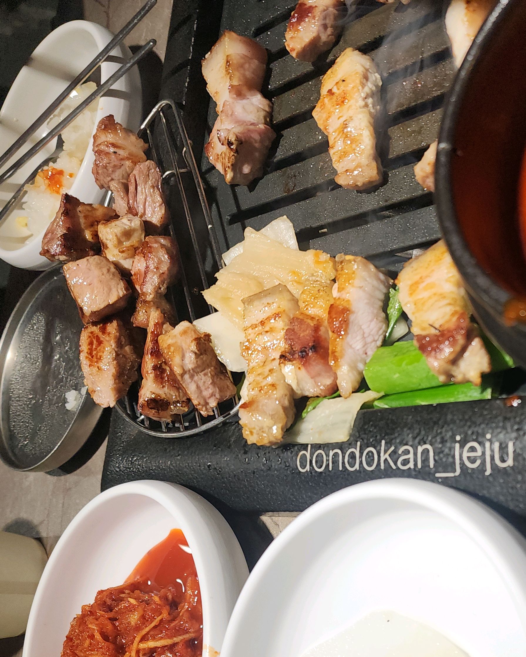 제주도 가족여행오면 늘 오는 곳이예요! 편하게 맛있게 먹을 수 있어용 ~ - 제주 맛집 돈도칸 연동흑돼지