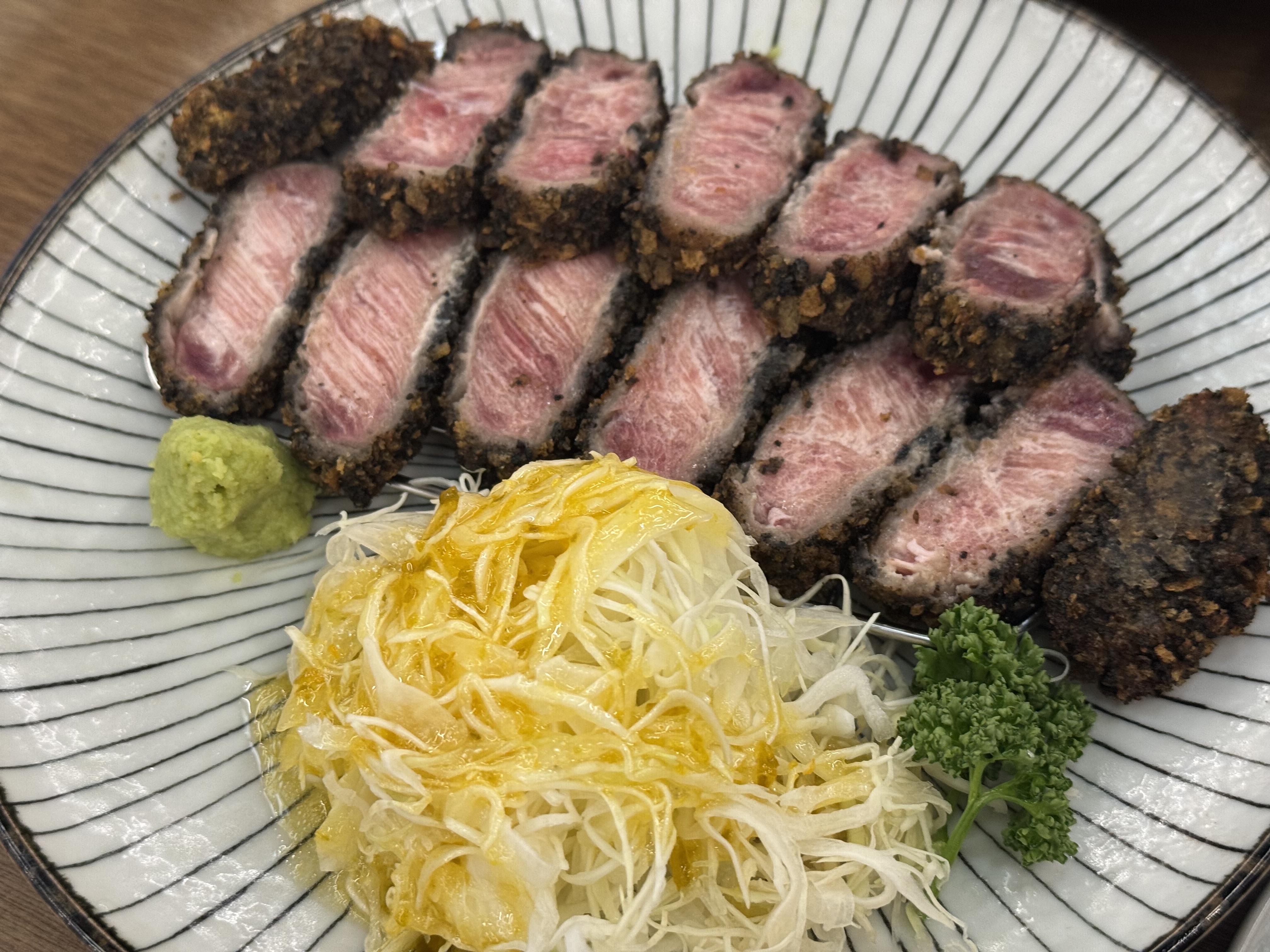 리뷰 좋아서 갔는데 모듬카츠, 규카츠 둘 다 부드럽고 간도 알맞아서 맛있게 먹었습니다ㅎㅎ