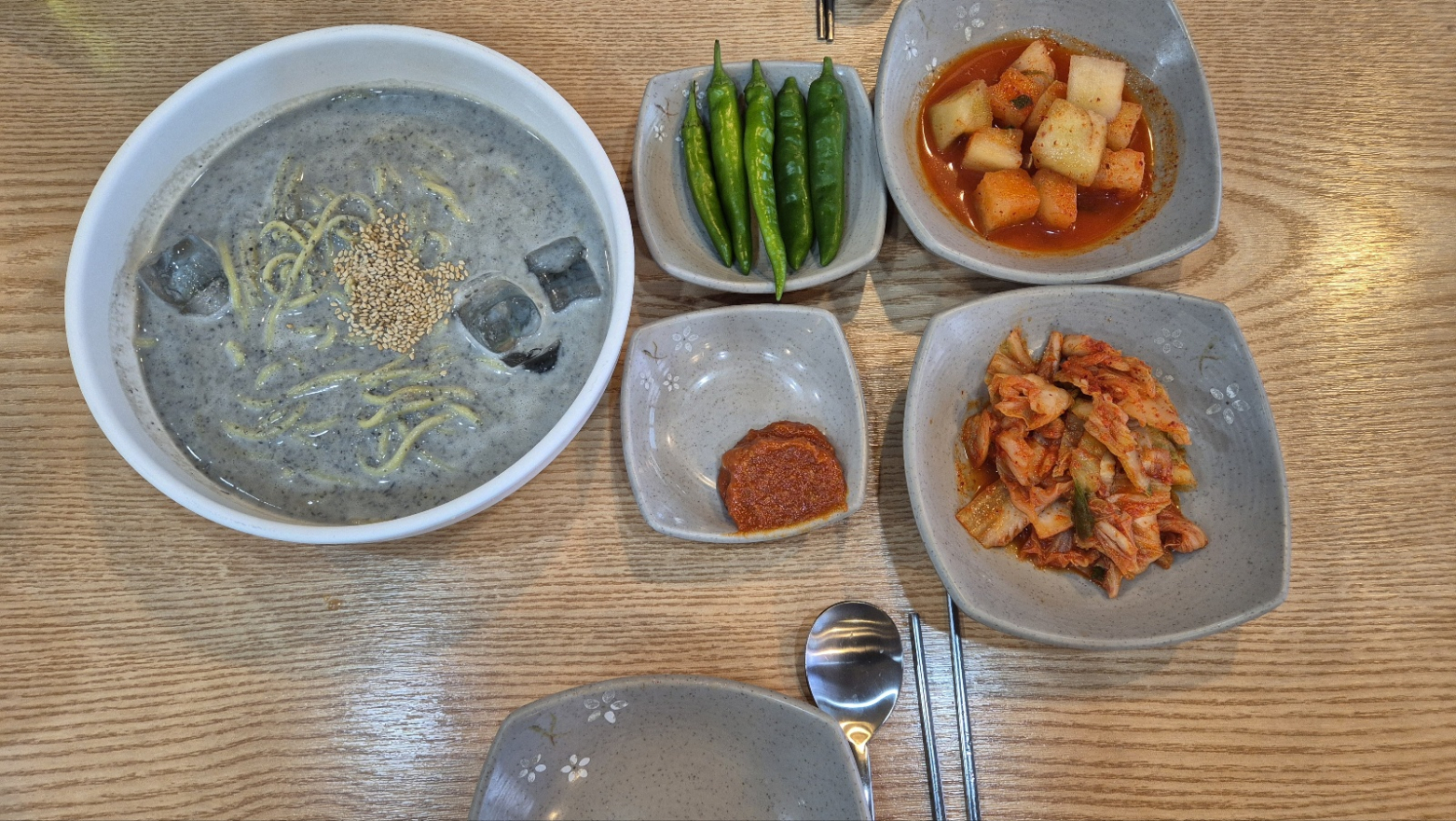 여행왔다 발견한 맛집^^ 재료도 맛있고 육수에서 건강한 맛이나요~ 고기도 많이 들어있고 김