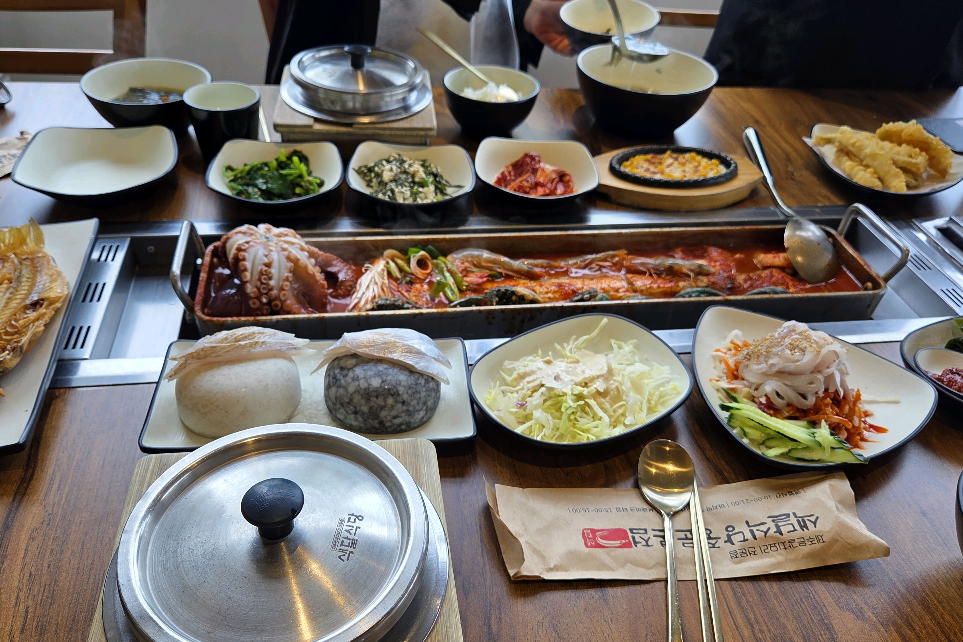예쁘고 널찍한 주차장으로 들어서니 바다가 한켠에 보이고 넓은 식당이 있어요. 뷰도 좋고 쾌