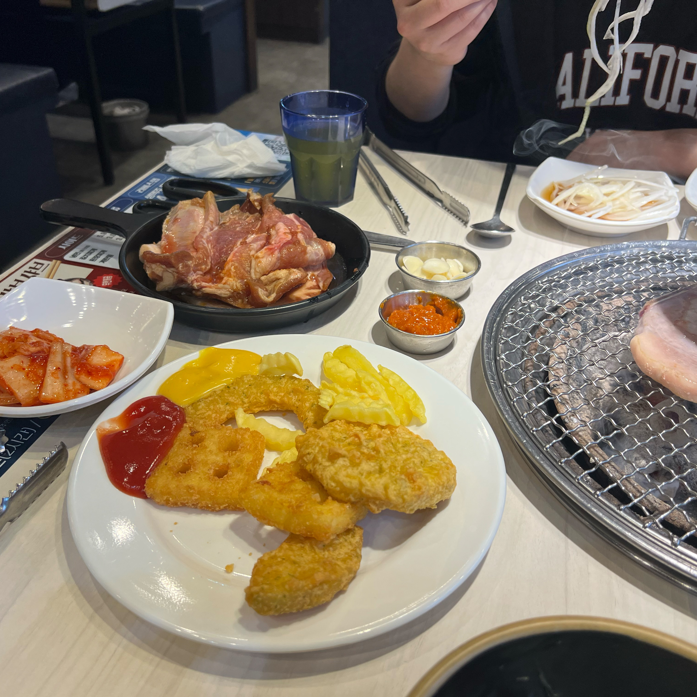 고기 종류랑 사이드 음식이  다양하고 맛있어요! - 제주 맛집 명륜진사갈비 제주연동점