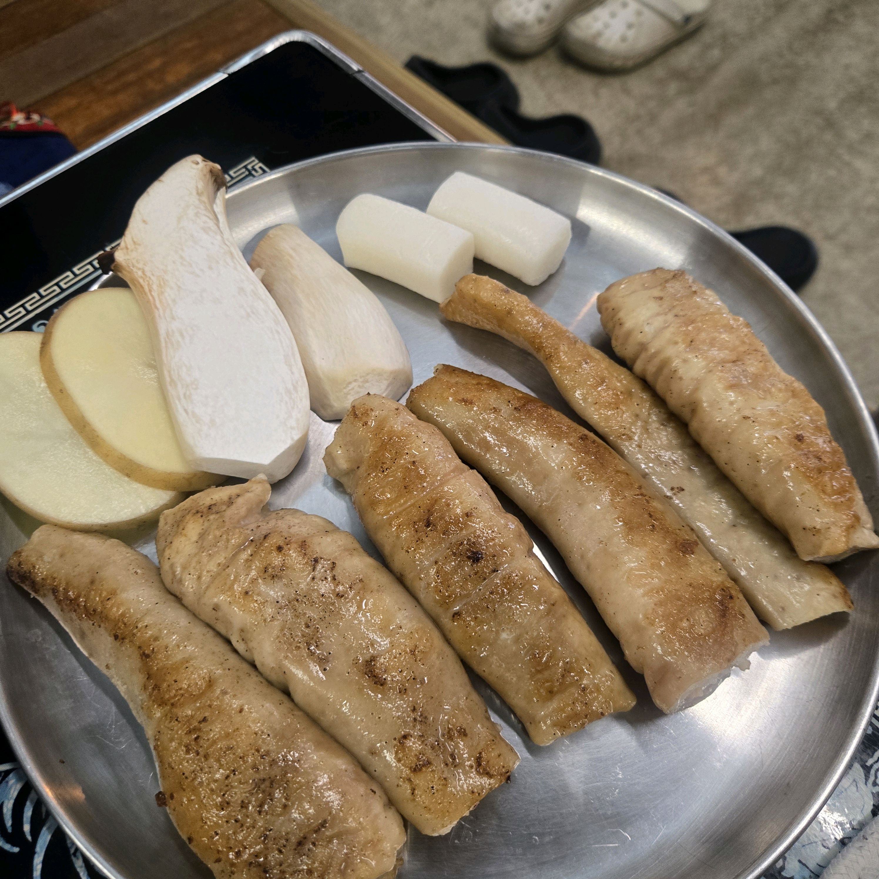 까끔하네요 가게 넓고 오픈하자마자 손님들 금방 차는듯... - 대구 맛집 숲불막창