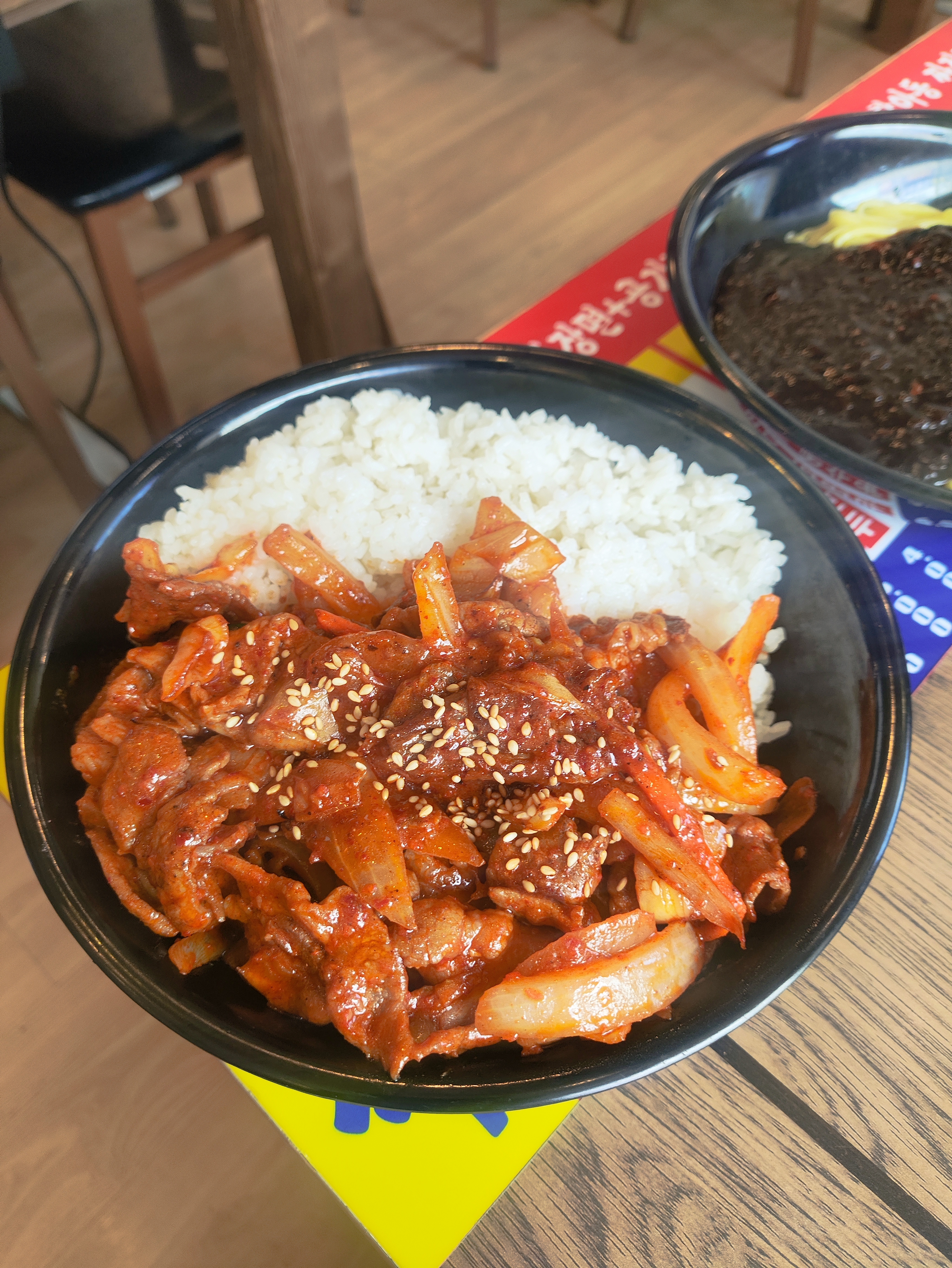 양이 많고 짜장면 무한이 유명해서 방문해봤어요!! 짜장면 무한이래서 맛을 조금 의심했었는데