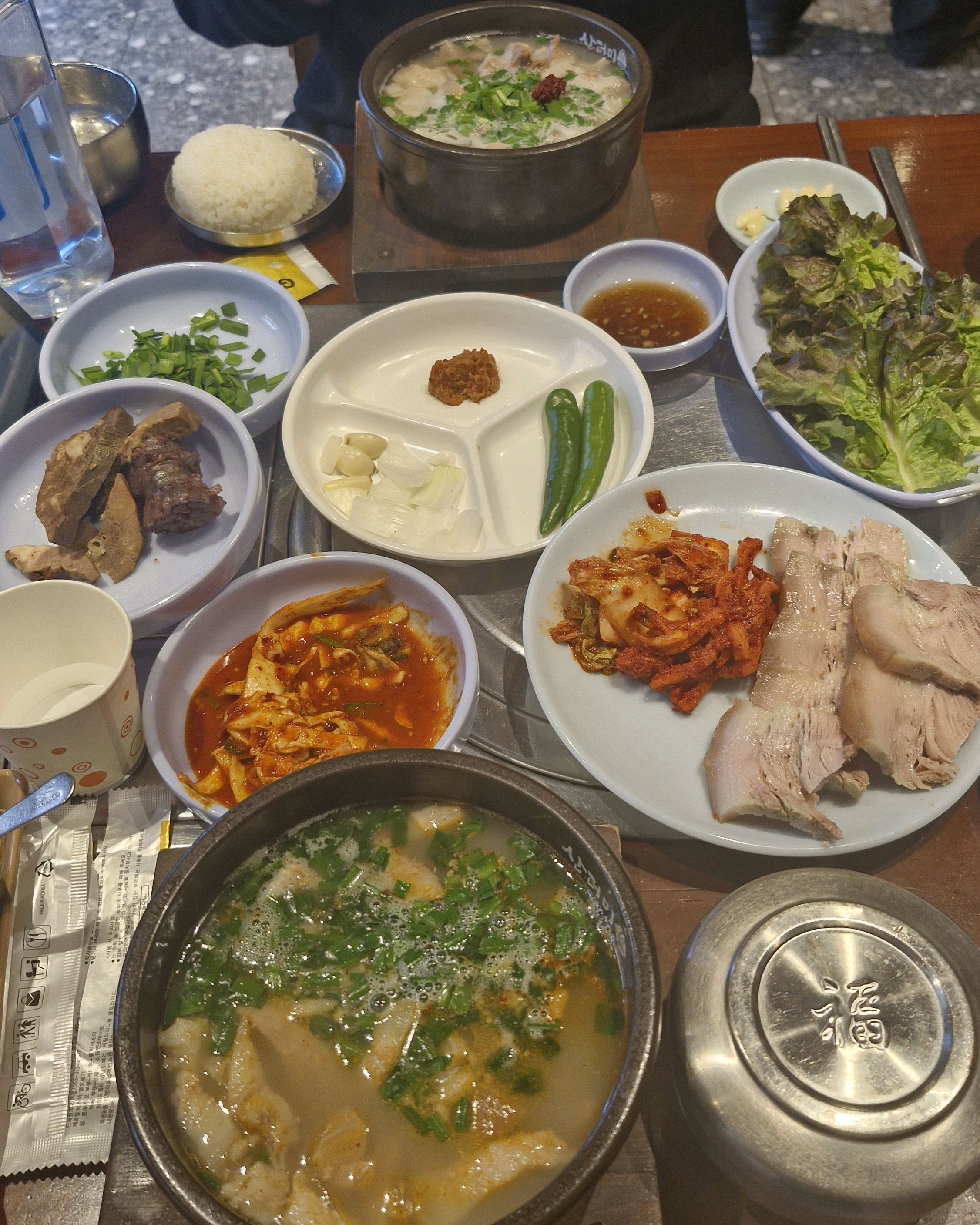 오랜만에 대구로 여행왔다가 알게된 식당입니다!! 수육은 미친듯이 야들야들하고 국밥 국물은 