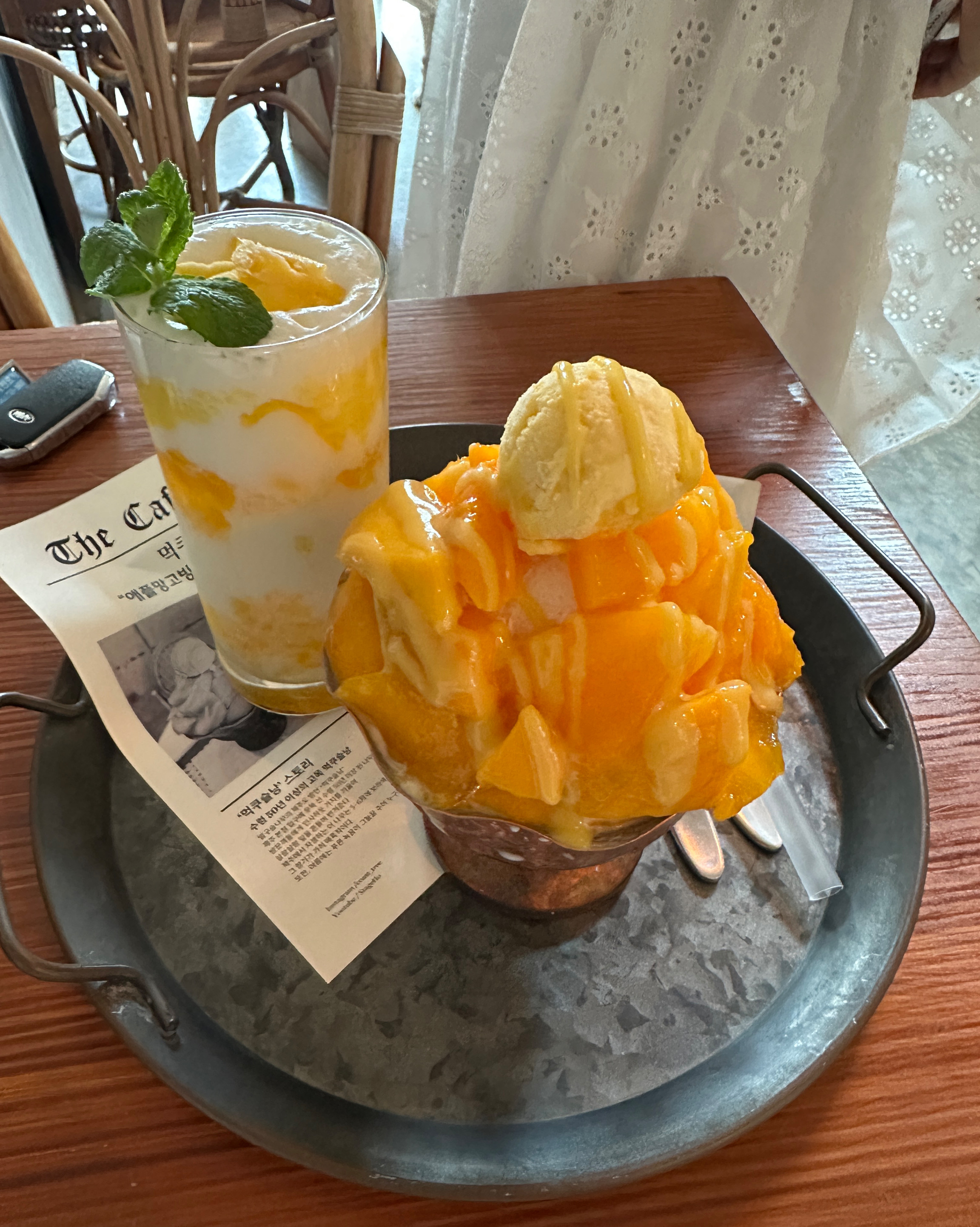 인테리어하고 디저트, 망고라떼가 너무 이쁘고 맛있고 좋아요! 직원들도 친절하시고 여기 마스