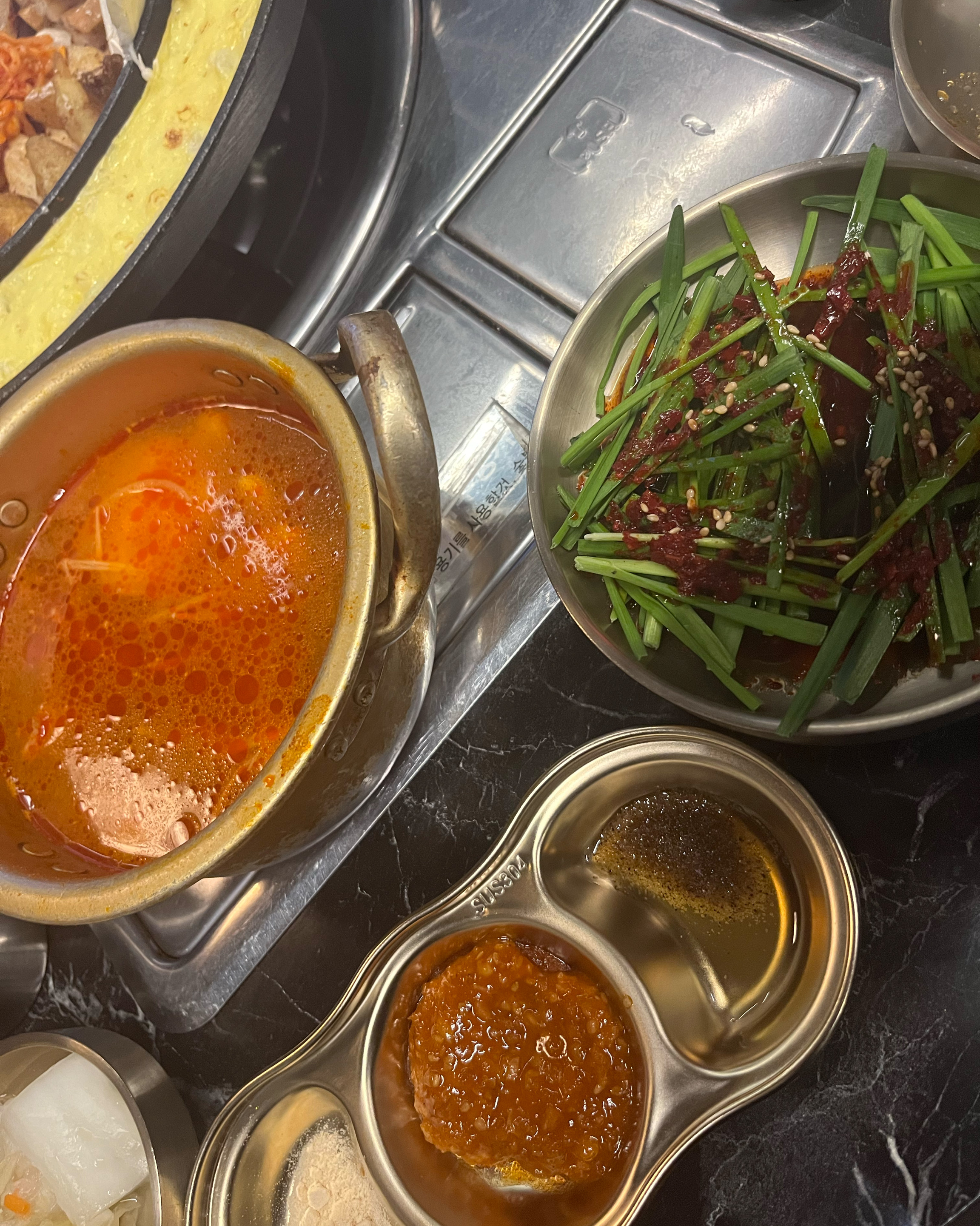 오랜만에 정말 맛있는 곱창을 먹고 와서 리뷰 남깁니다. 겉은 바삭하고 속은 쫄깃쫄깃, 잡내