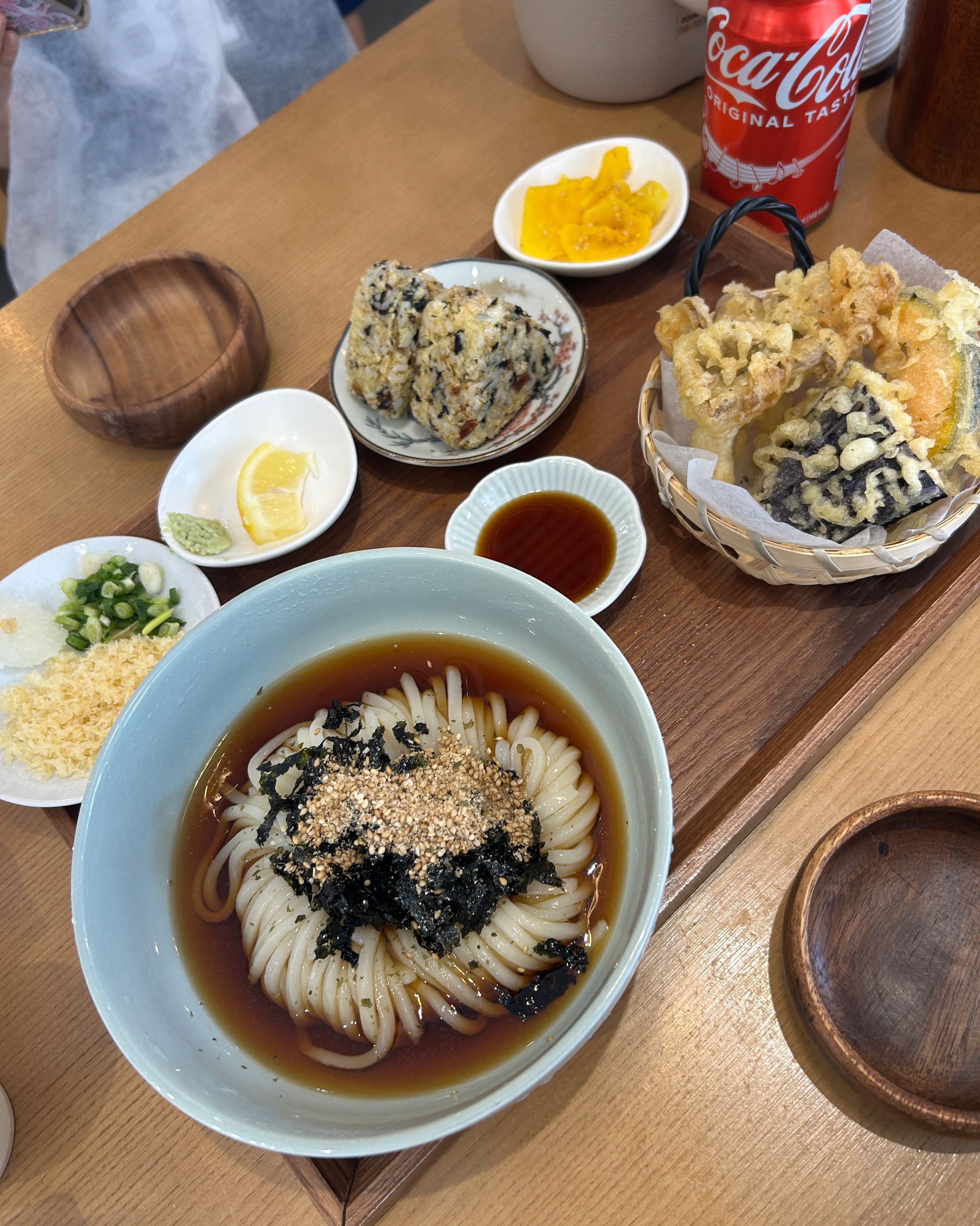 아이랑 같이 가서 먹었는데 아이는 튀김이 젤 맛있다고 했어요 ㅎㅎ 주먹밥이 식감이 특이하고